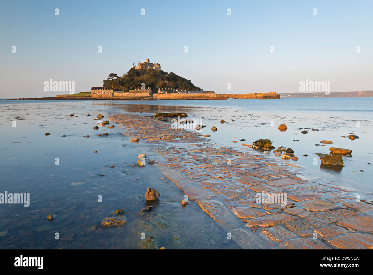 St Michaels Mount e la Causeway in inizio di mattina di sole, Marazion, Cornwall, Inghilterra. Molla (maggio) 2013. Foto Stock