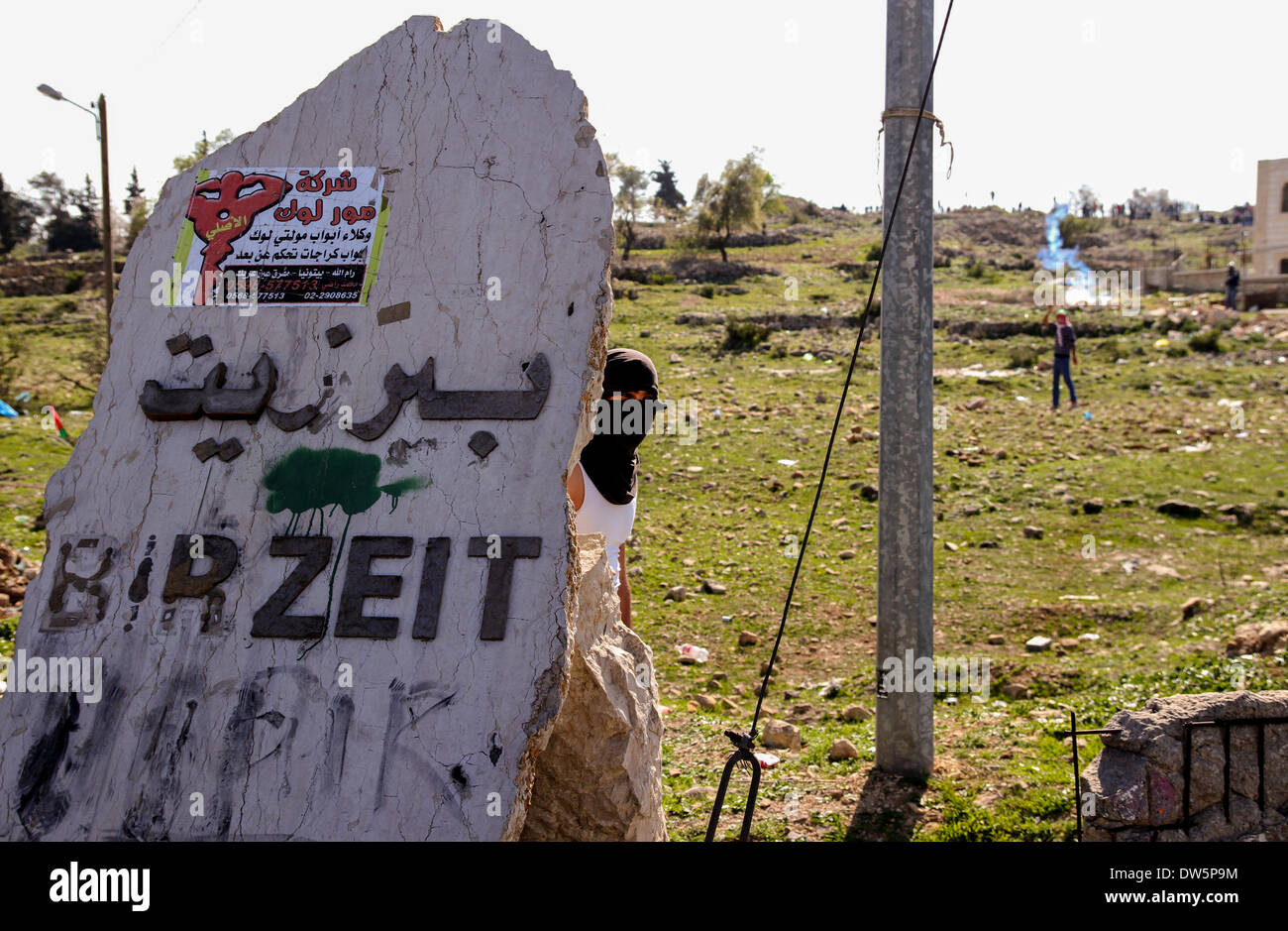 Birzeit, West Bank, Palestina - 28 Febbraio 2014: una gioventù palestinese durante scontri al checkpoint di Atara, a nord della Cisgiordania città di Ramallah. Gli scontri scoppiati venerdì dopo il funerale di Muataz Washaha, che è stato ucciso dalle forze israeliane giovedì nella sua casa nella West Bank village di Birzeit, nei pressi di Ramallah. (Foto di Abdalkarim Museitef/Pacific Press/Alamy Live News) Foto Stock