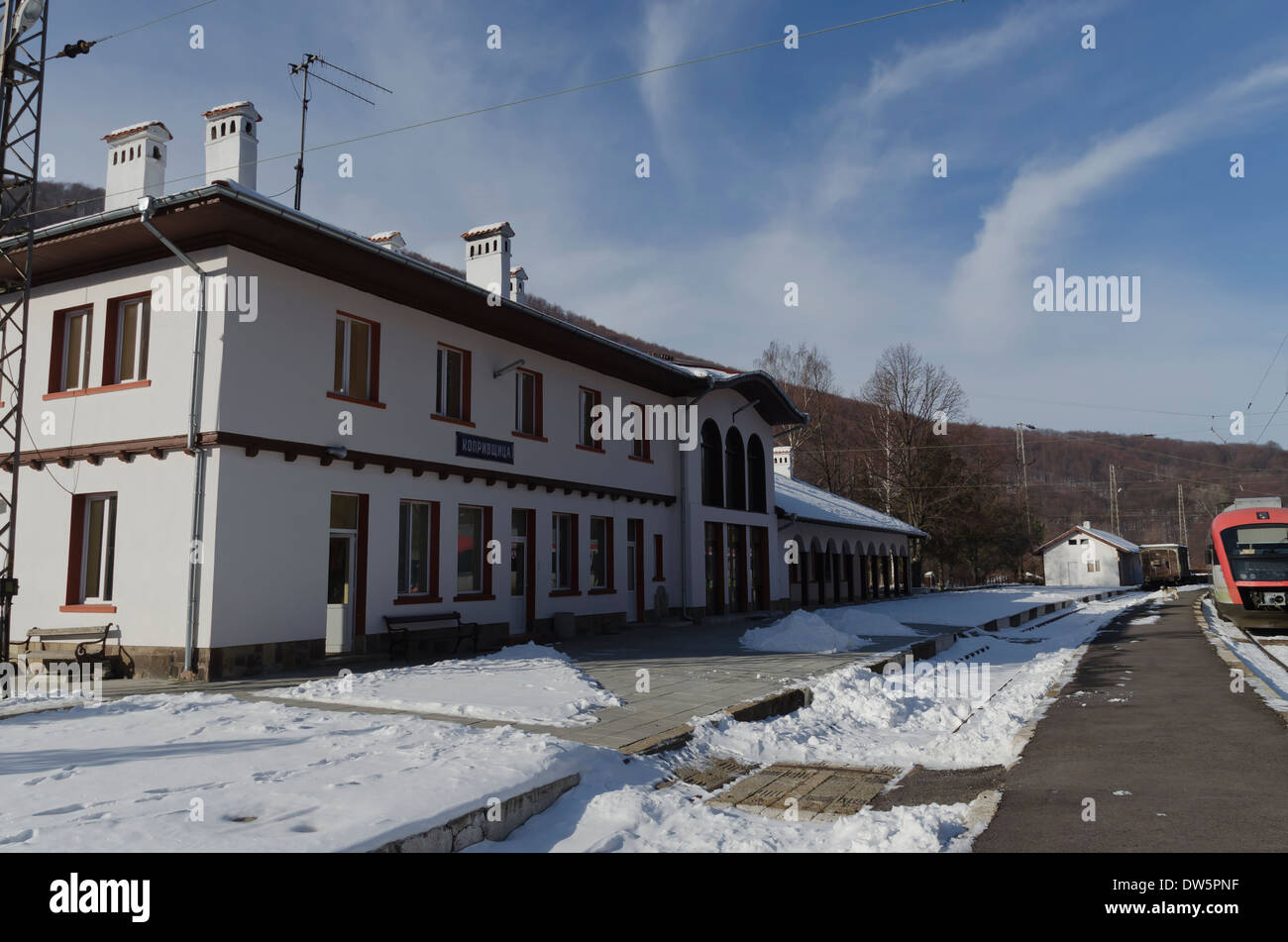 Il rinnovamento di vecchi stazione della ferrovia e visualizzare in ingresso, Koprivshtitsa, Bulgaria Foto Stock