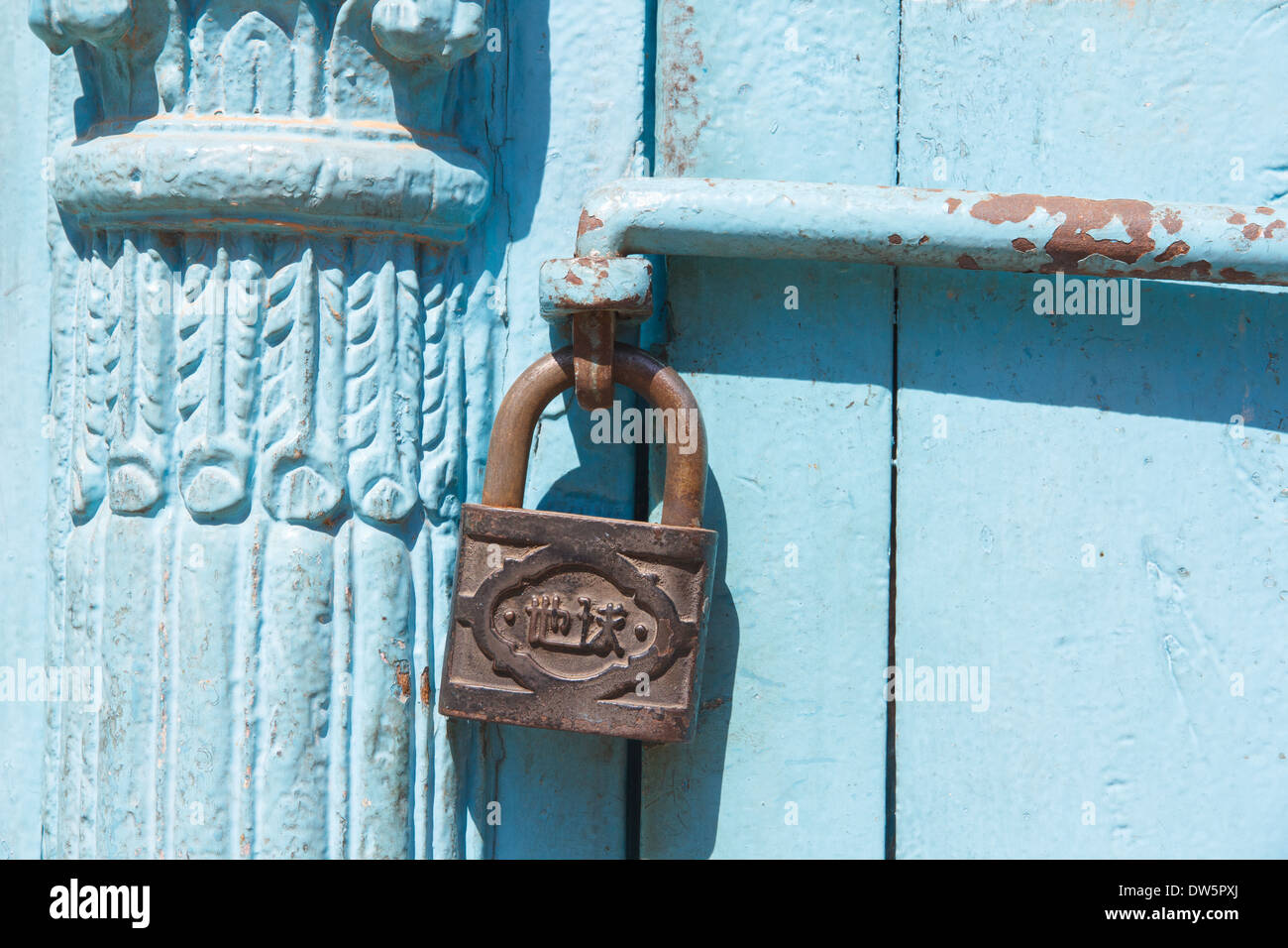 Pesanti di grandi dimensioni lucchetto sulla porta blu Foto Stock