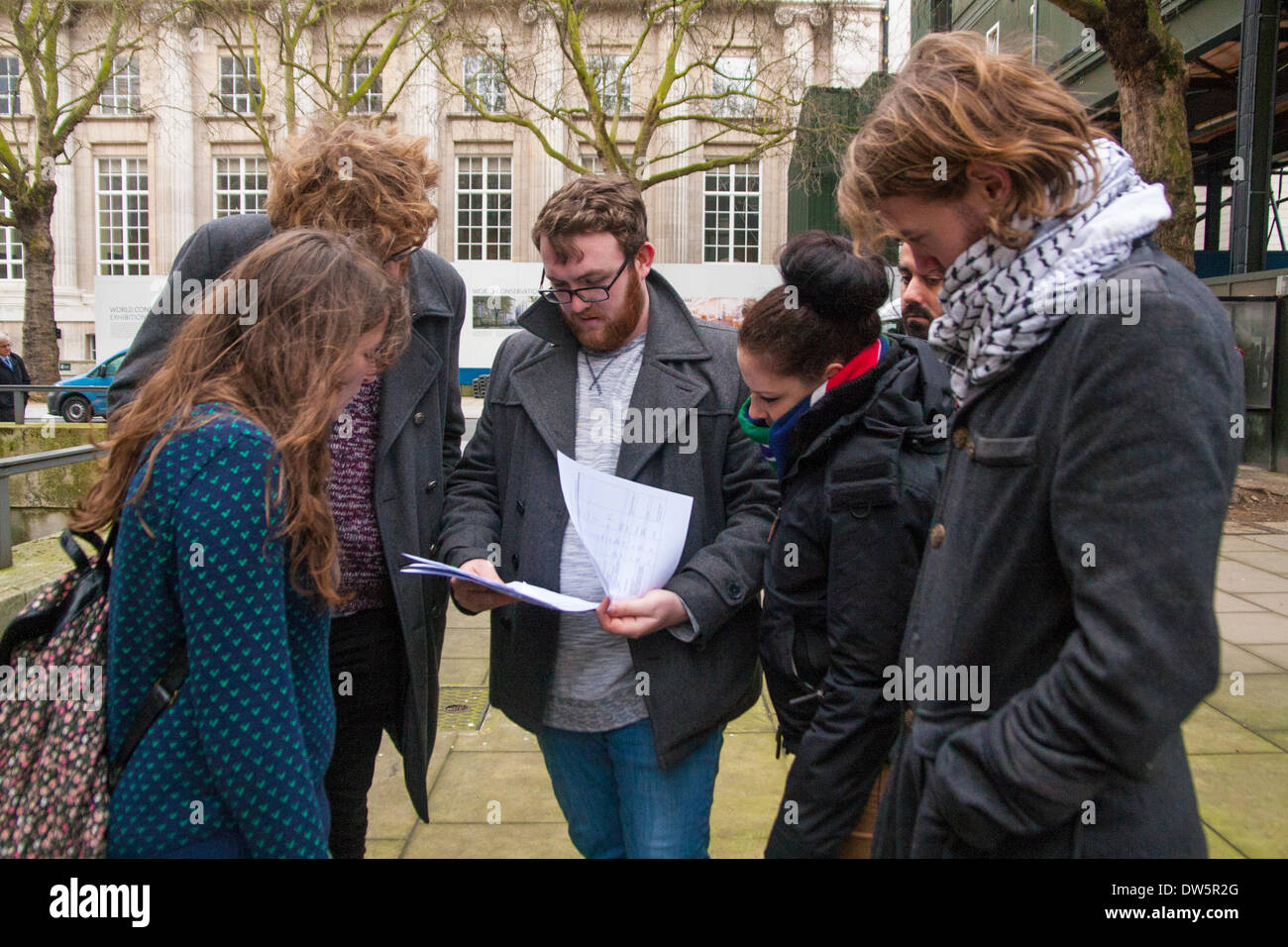 Senato, Università di Londra, 28 febbraio 2014. La gente esaminare documenti generata dal vicecancelliere Professor Sir Adrian Smith ha un ufficio presso la University of London Senate House. Credito: Paolo Davey/Alamy Live News Foto Stock