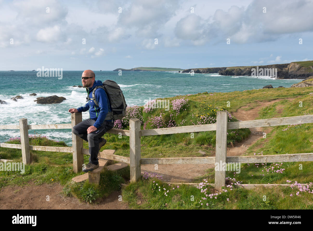 Uomo che cammina lungo la costa sud occidentale il percorso nei pressi di Trevose Head, Cornwall, Inghilterra. Molla (maggio) 2013. Foto Stock