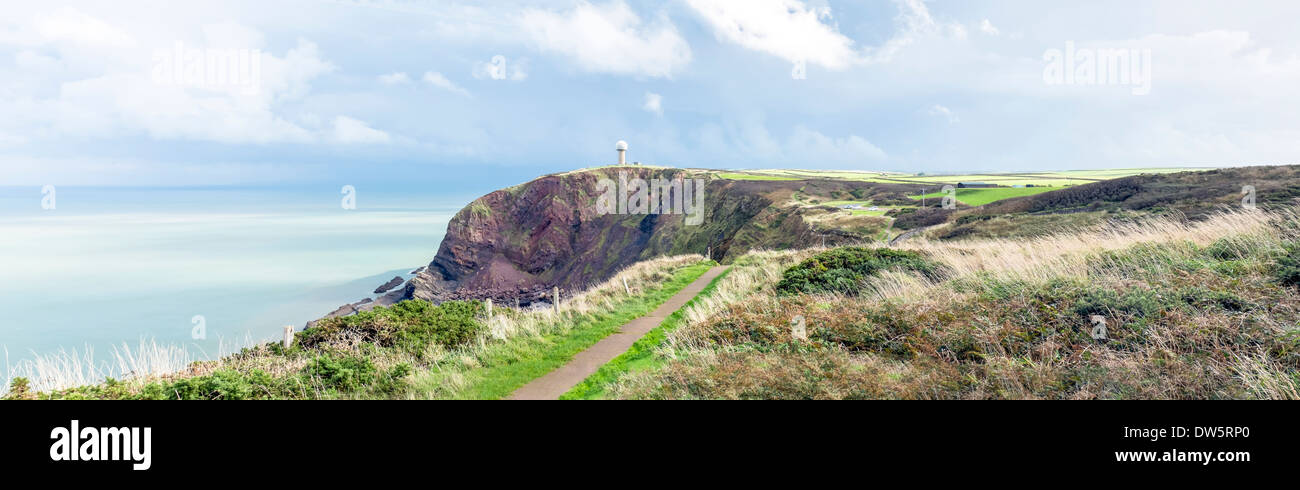 Sud ovest via costiera: il controllo del traffico aereo stazione radar a Hartland Point, orzo Bay, Devon, Inghilterra: il Wrecker la costa Foto Stock