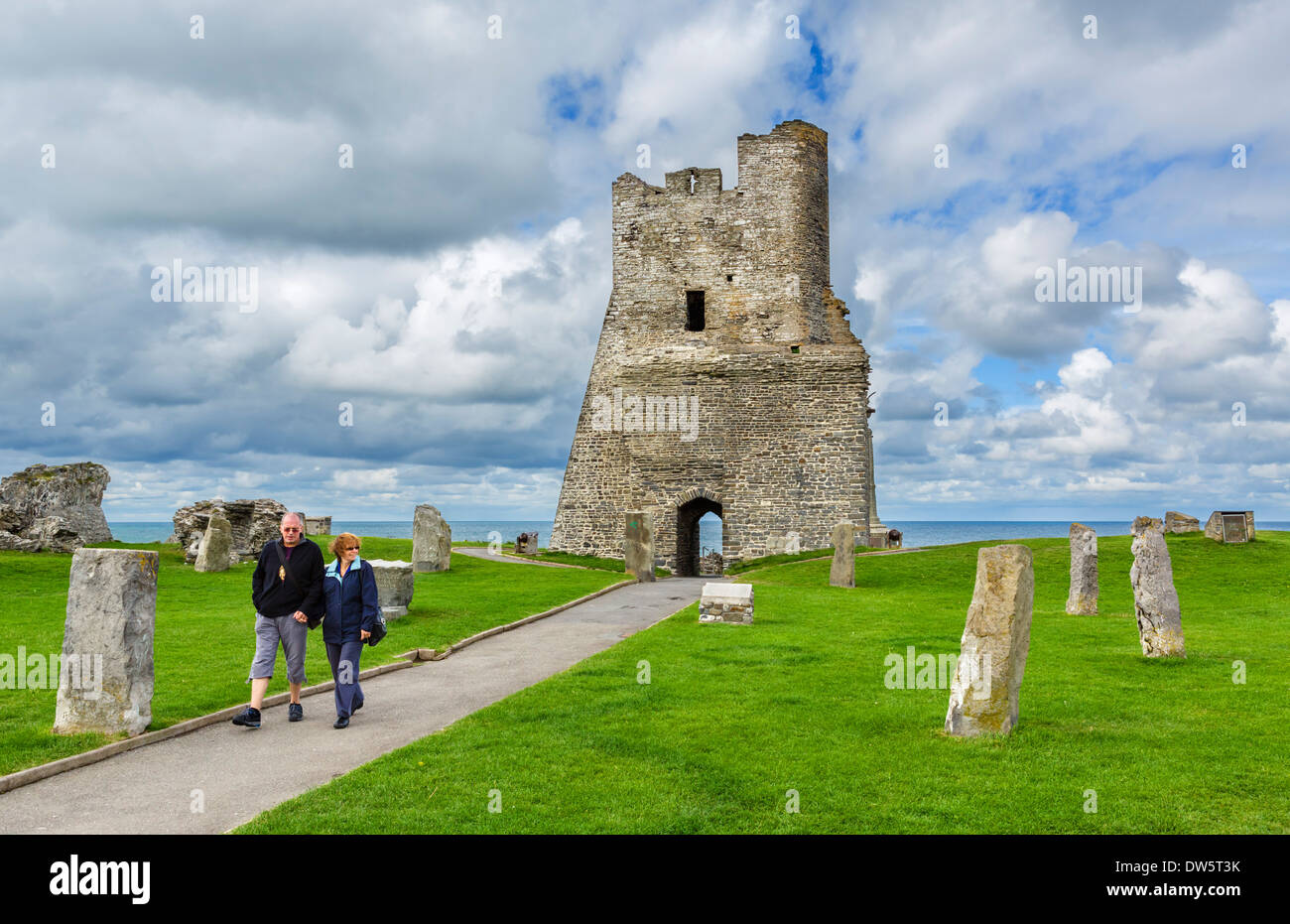 I resti della Porta Nord a Aberystwyth Castle, Aberystwyth, Ceredigion, Wales, Regno Unito Foto Stock