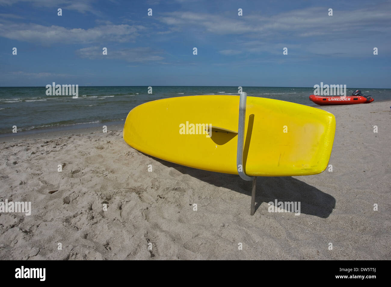 I bagnini surfboard presso la spiaggia di sabbia del Kattegat Roervig Zelanda Danimarca Foto Stock