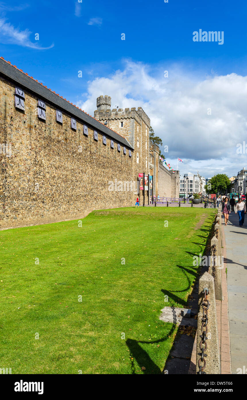 Le pareti esterne del Castello di Cardiff vicino all'ingresso su Castle Street, Cardiff, South Glamorgan, Wales, Regno Unito Foto Stock