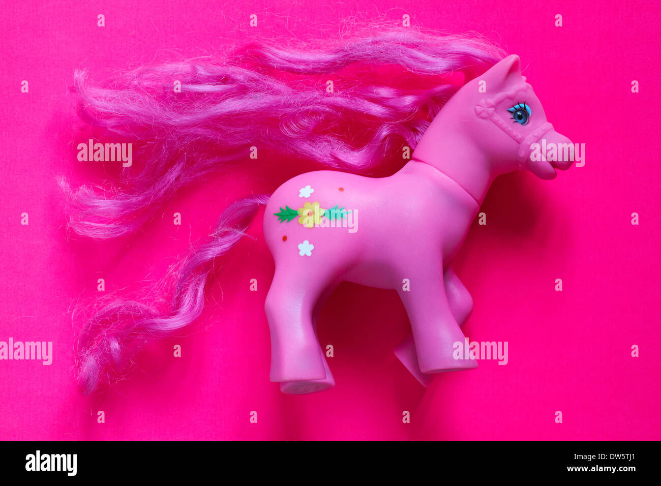 Rosa il mio piccolo pony toy isolato su sfondo rosa Foto Stock