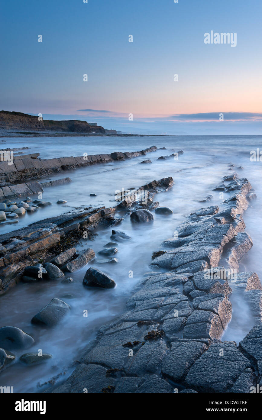 Cornicioni rocciosi in Twilight, Kilve Beach, Somerset, Inghilterra. Per il periodo estivo (Giugno) 2013 Foto Stock