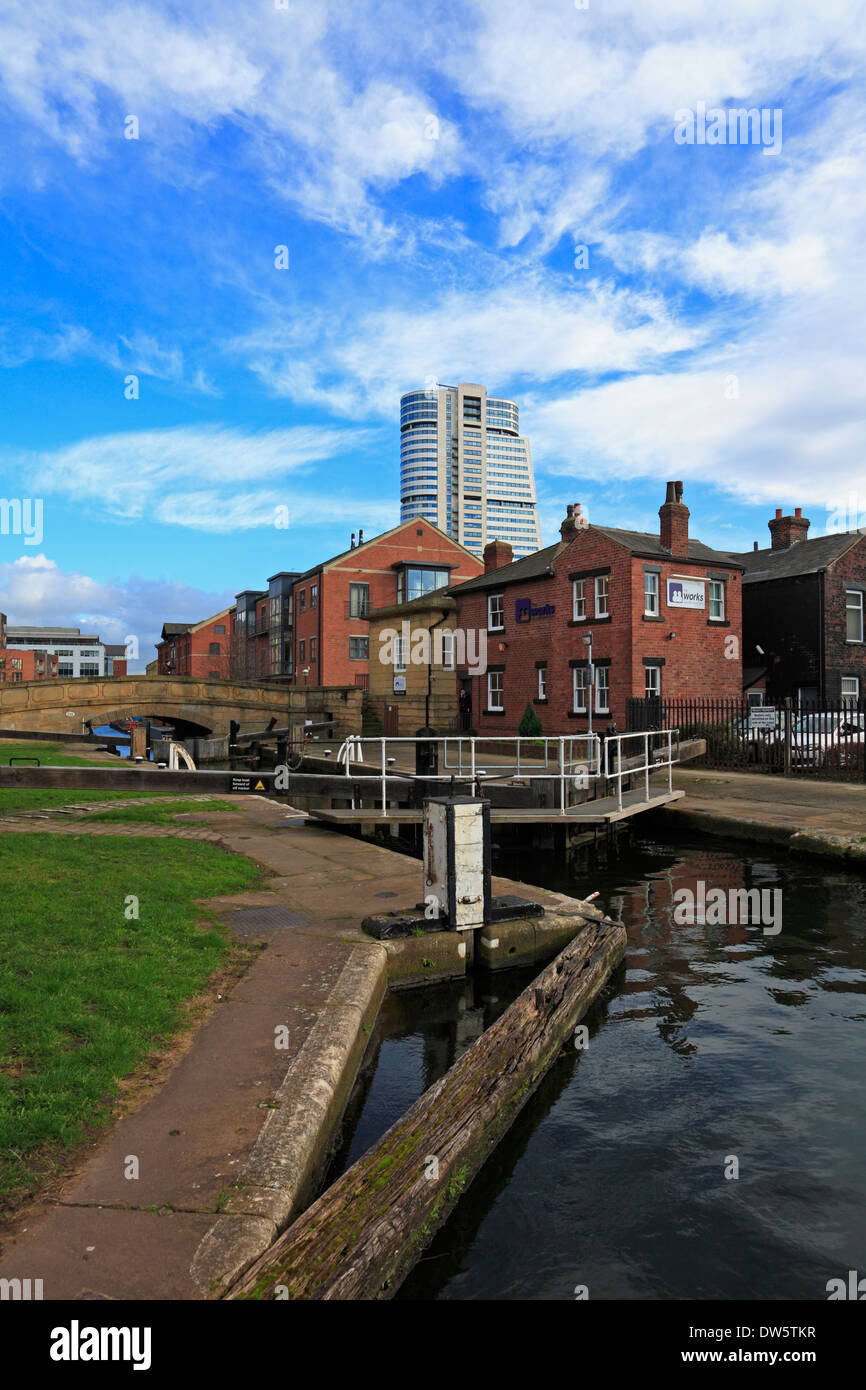 Leeds e Liverpool Canal con Bridgewater posto in distanza, Granary Wharf, Leeds, West Yorkshire, Inghilterra, Regno Unito. Foto Stock