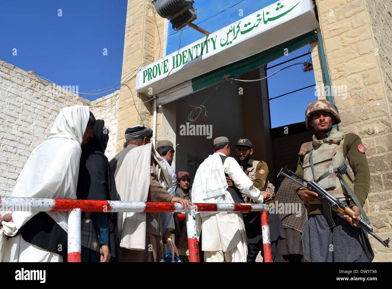 Chaman, Pakistan. 28 feb 2014. Pakistani soldati paramilitari ricerca gli uomini prima di attraversare il cancello di amicizia sul confine Pak-Afghan proveniente in Pakistan da Afghanistan, a Chaman Venerdì 28 Febbraio, 2014. Sicurezza a bordo Pak-Afghan è avviso di alta. Credito: Asianet-Pakistan/Alamy Live News Foto Stock