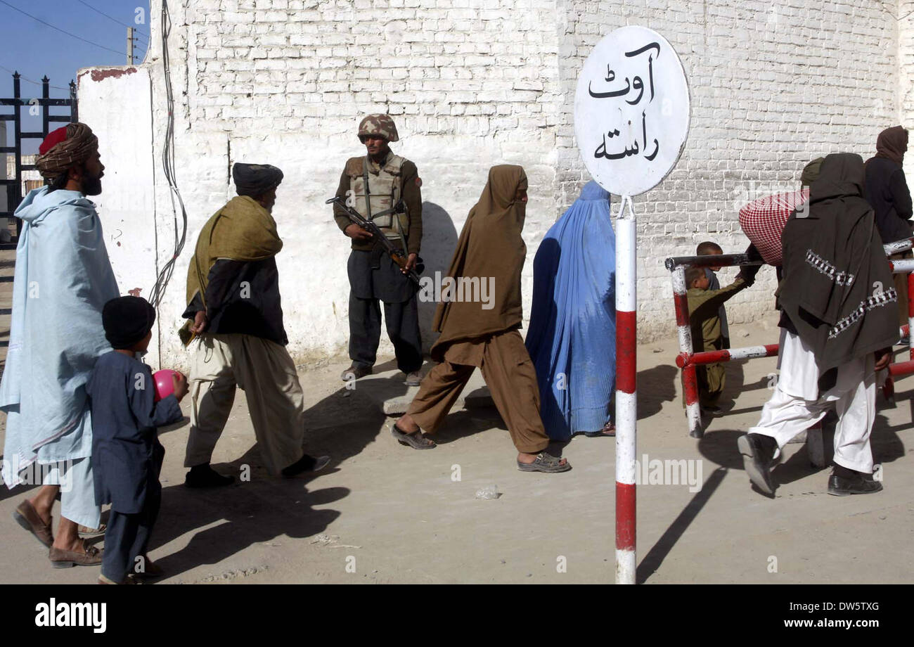 Chaman, Pakistan. 28 feb 2014. Pakistani soldati paramilitari ricerca gli uomini prima di attraversare il cancello di amicizia sul confine Pak-Afghan proveniente in Pakistan da Afghanistan, a Chaman Venerdì 28 Febbraio, 2014. Sicurezza a bordo Pak-Afghan è avviso di alta. Credito: Asianet-Pakistan/Alamy Live News Foto Stock