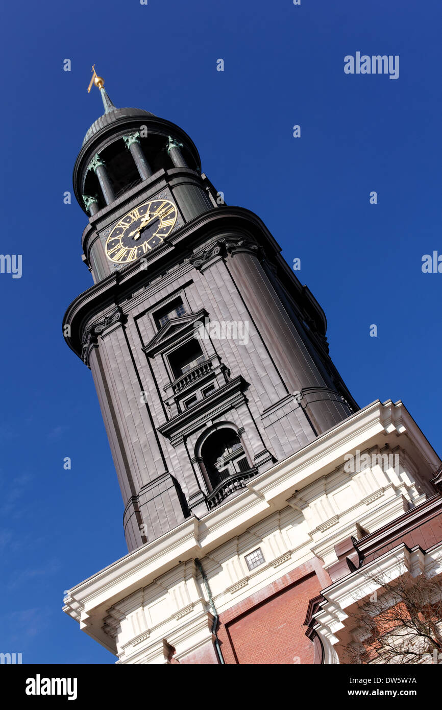 Campanile di Sankt Michaelis Chiesa, affettuosamente noto come Michel, punto di riferimento di Amburgo, Germania. Foto Stock