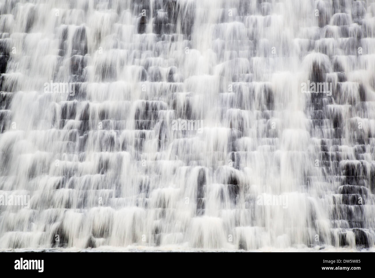Acqua a cascata verso il basso la diga di parete in corrispondenza del serbatoio Derwent dopo mesi di heavy rain nel Derbyshire Peak District Foto Stock