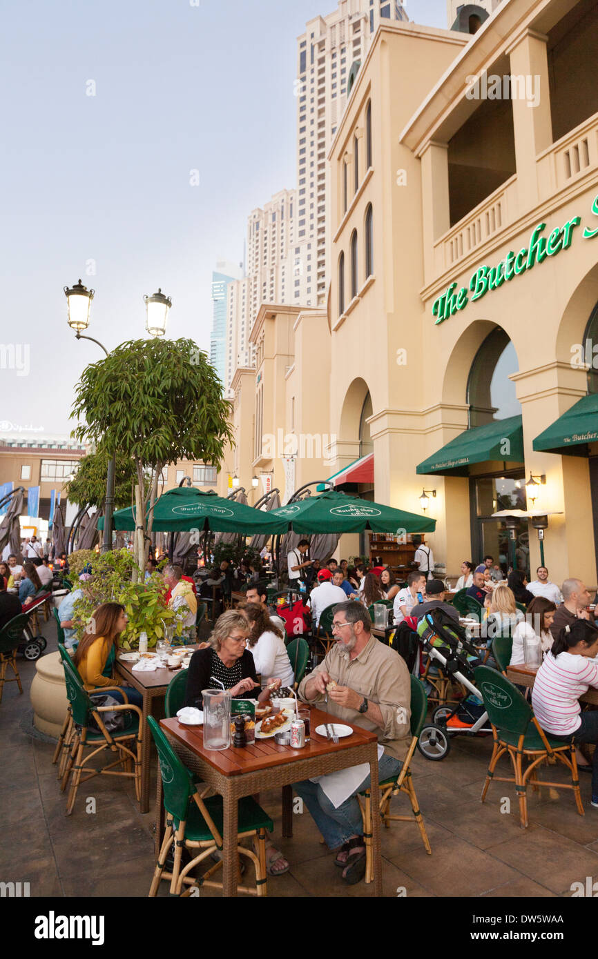 Ristorante Dubai; Persone che mangiano all'aperto in un ristorante, The Walk, Jumeirah Beach Residences JBR, Dubai, Emirati Arabi Uniti, Medio Oriente Foto Stock