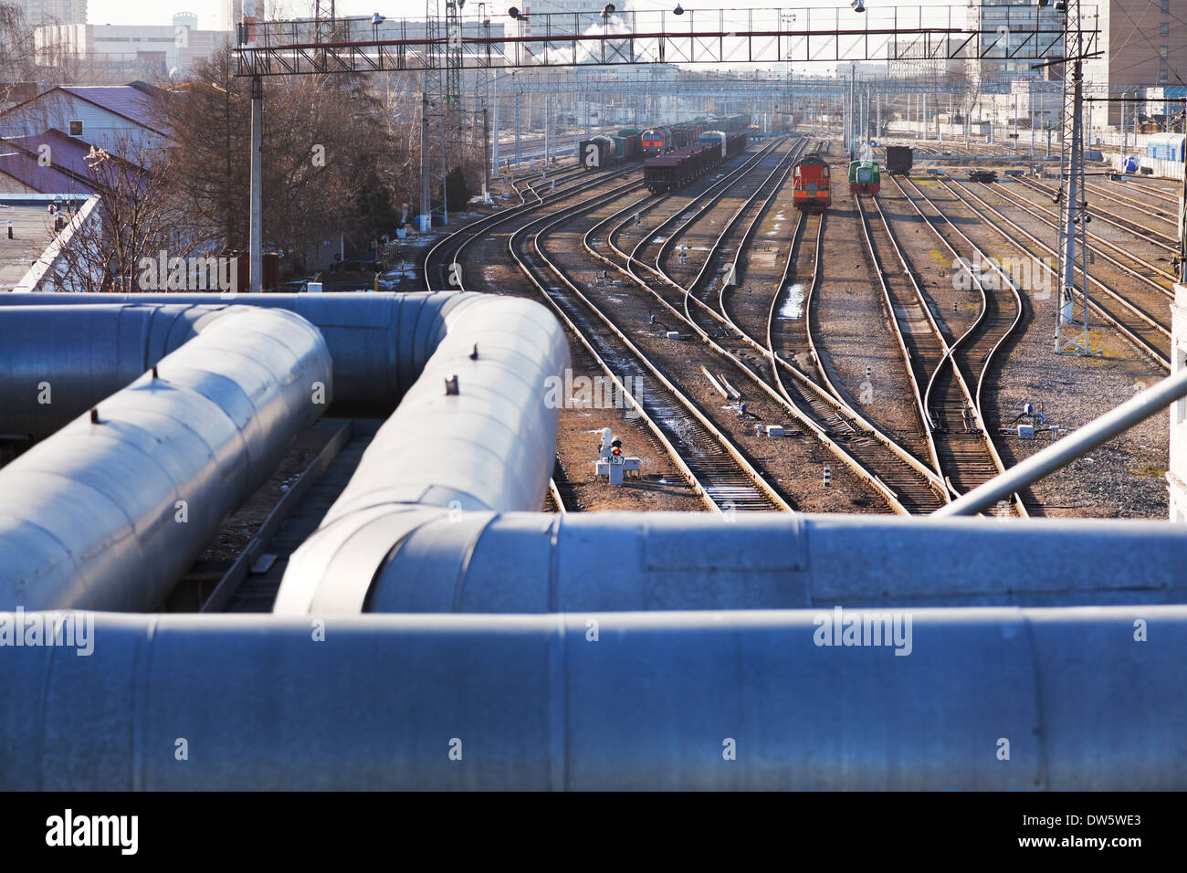 Paesaggio industriale con la pipeline e le linee ferroviarie nella giornata di primavera Foto Stock