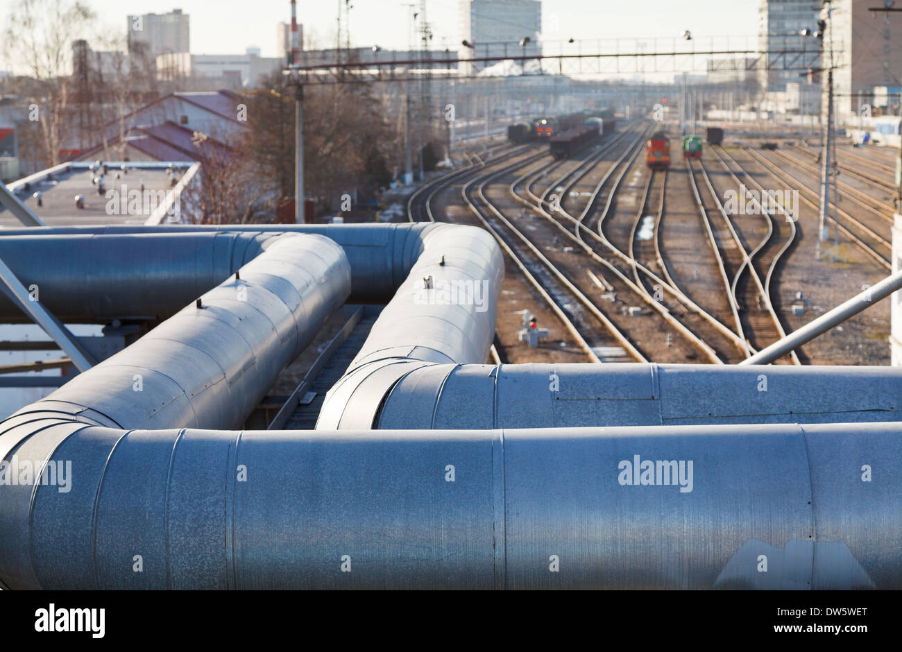 Vista industriale con la pipeline e le linee ferroviarie nella giornata di primavera Foto Stock