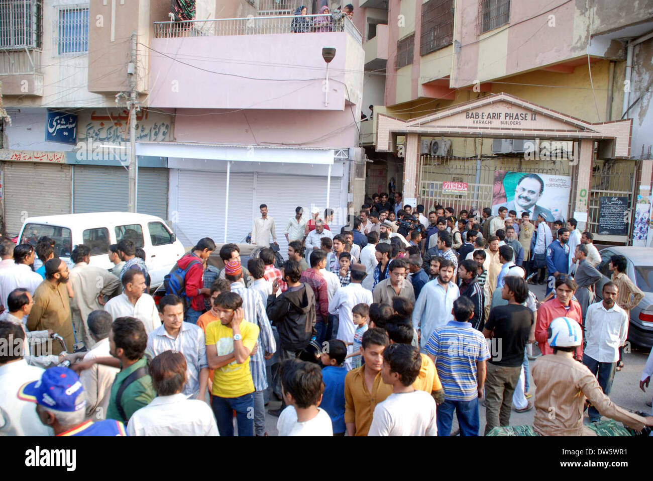 Di Karachi, Pakistan. 28 feb 2014. La gente la raccolta dopo il sospetto di uccisione di un uomo e il ferimento di una signora da rangers, a Nagan Chowrangi area di Karachi il venerdì 28 febbraio, 2014. Credito: Asianet-Pakistan/Alamy Live News Foto Stock