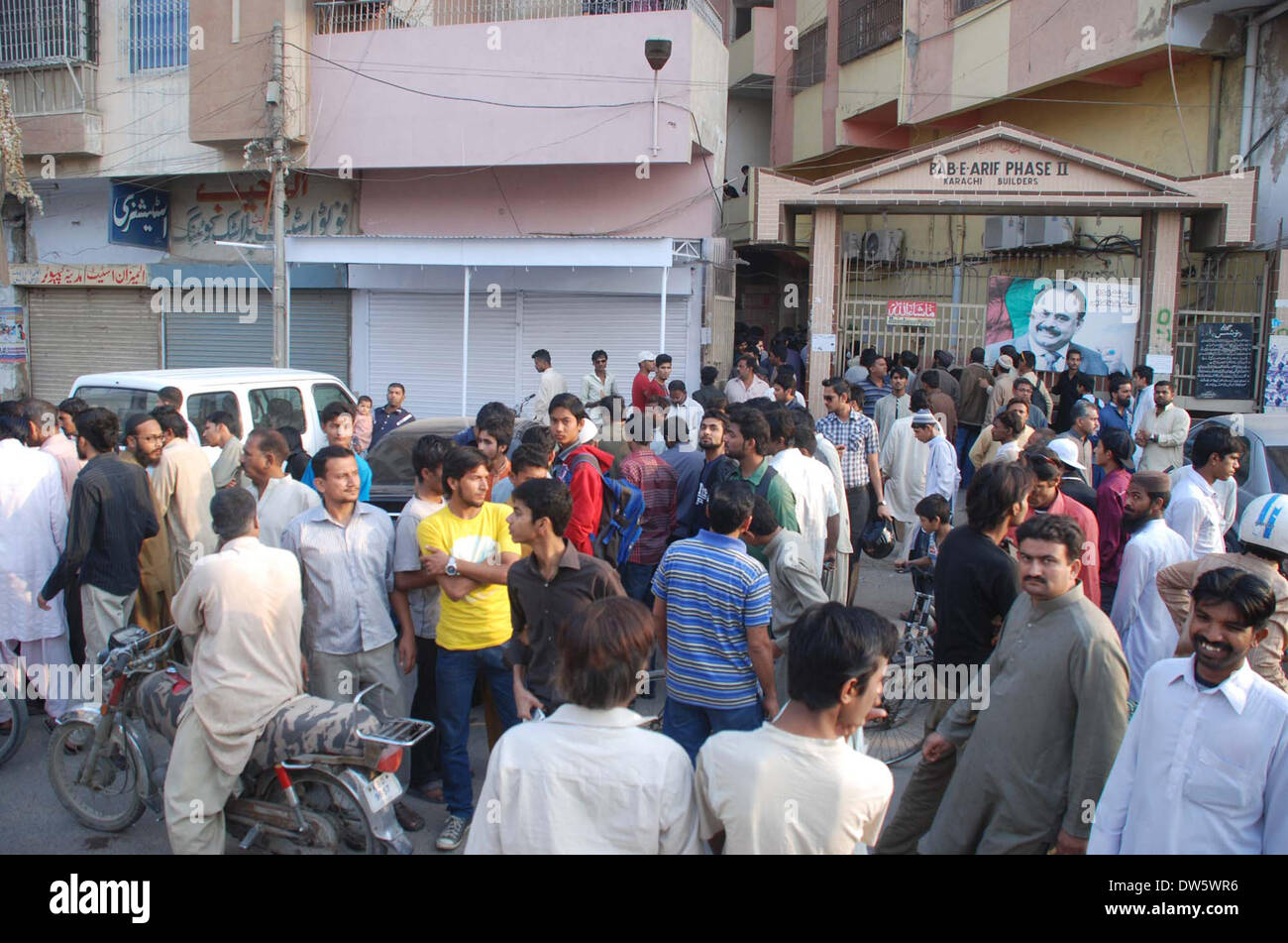 Di Karachi, Pakistan. 28 feb 2014. La gente la raccolta dopo il sospetto di uccisione di un uomo e il ferimento di una signora da rangers, a Nagan Chowrangi area di Karachi il venerdì 28 febbraio, 2014. Credito: Asianet-Pakistan/Alamy Live News Foto Stock