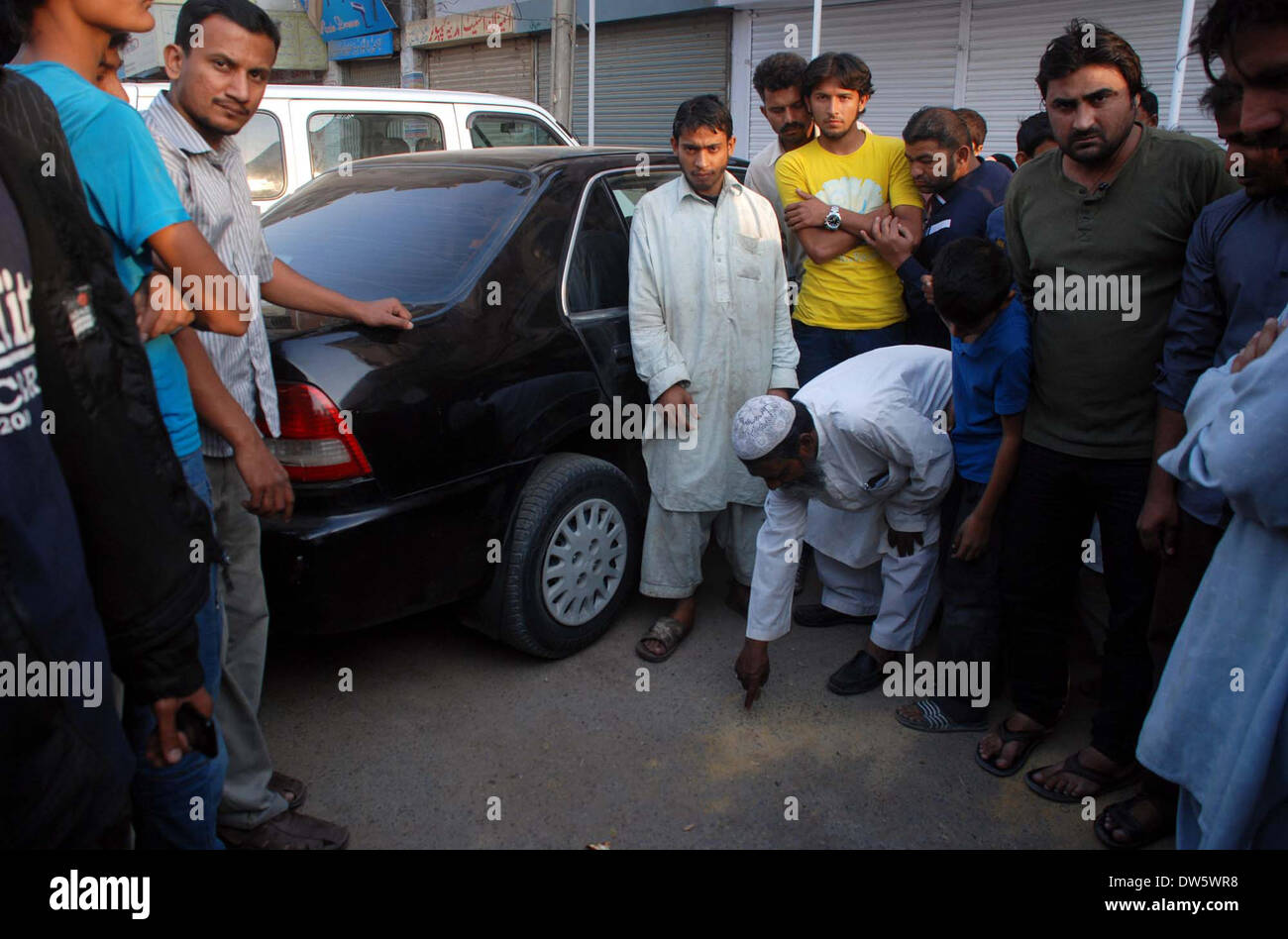 Di Karachi, Pakistan. 28 feb 2014. La gente la raccolta dopo il sospetto di uccisione di un uomo e il ferimento di una signora da rangers, a Nagan Chowrangi area di Karachi il venerdì 28 febbraio, 2014. Credito: Asianet-Pakistan/Alamy Live News Foto Stock