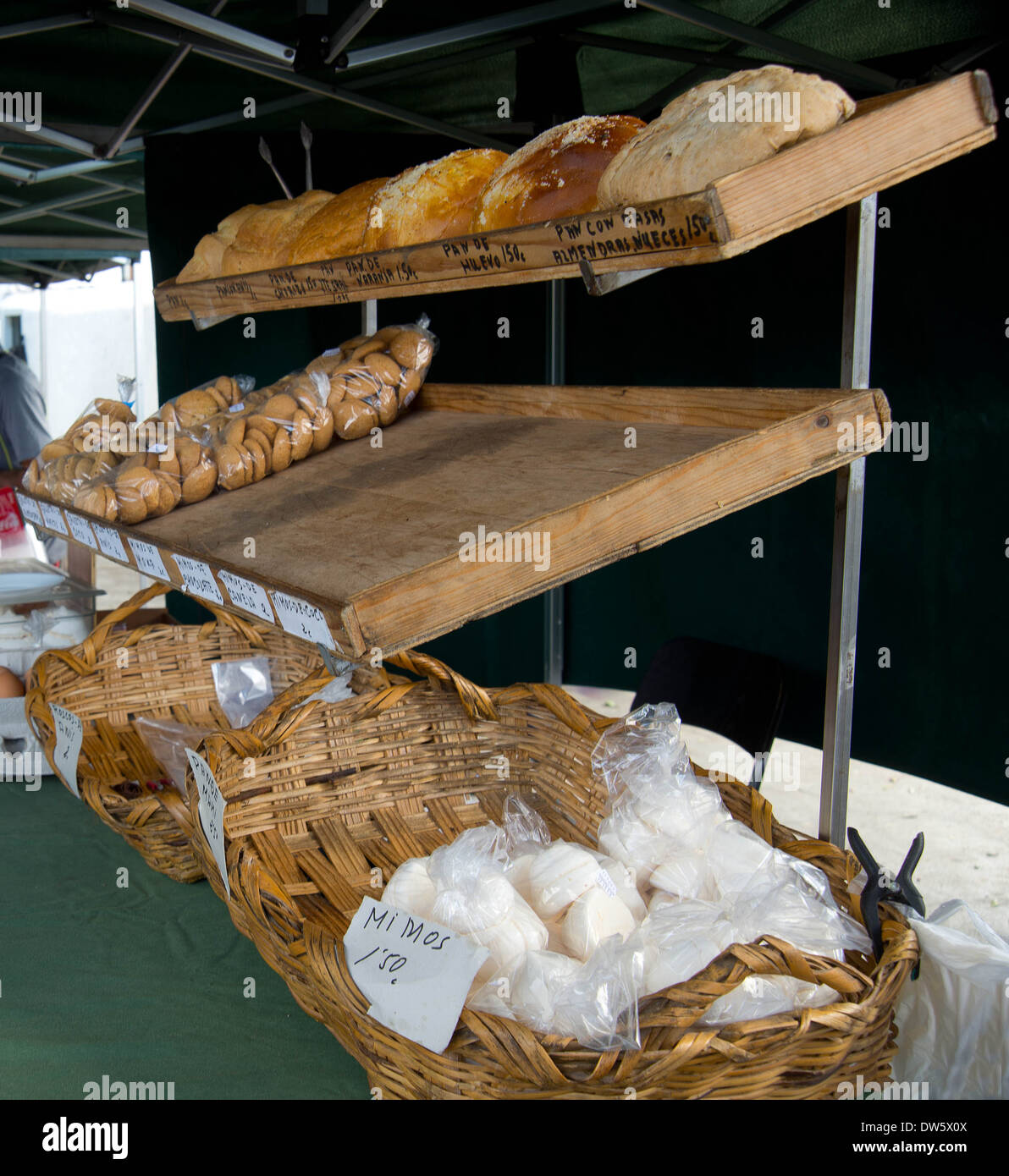 Pane per la vendita al mercato di Haria Lanzarote Foto Stock