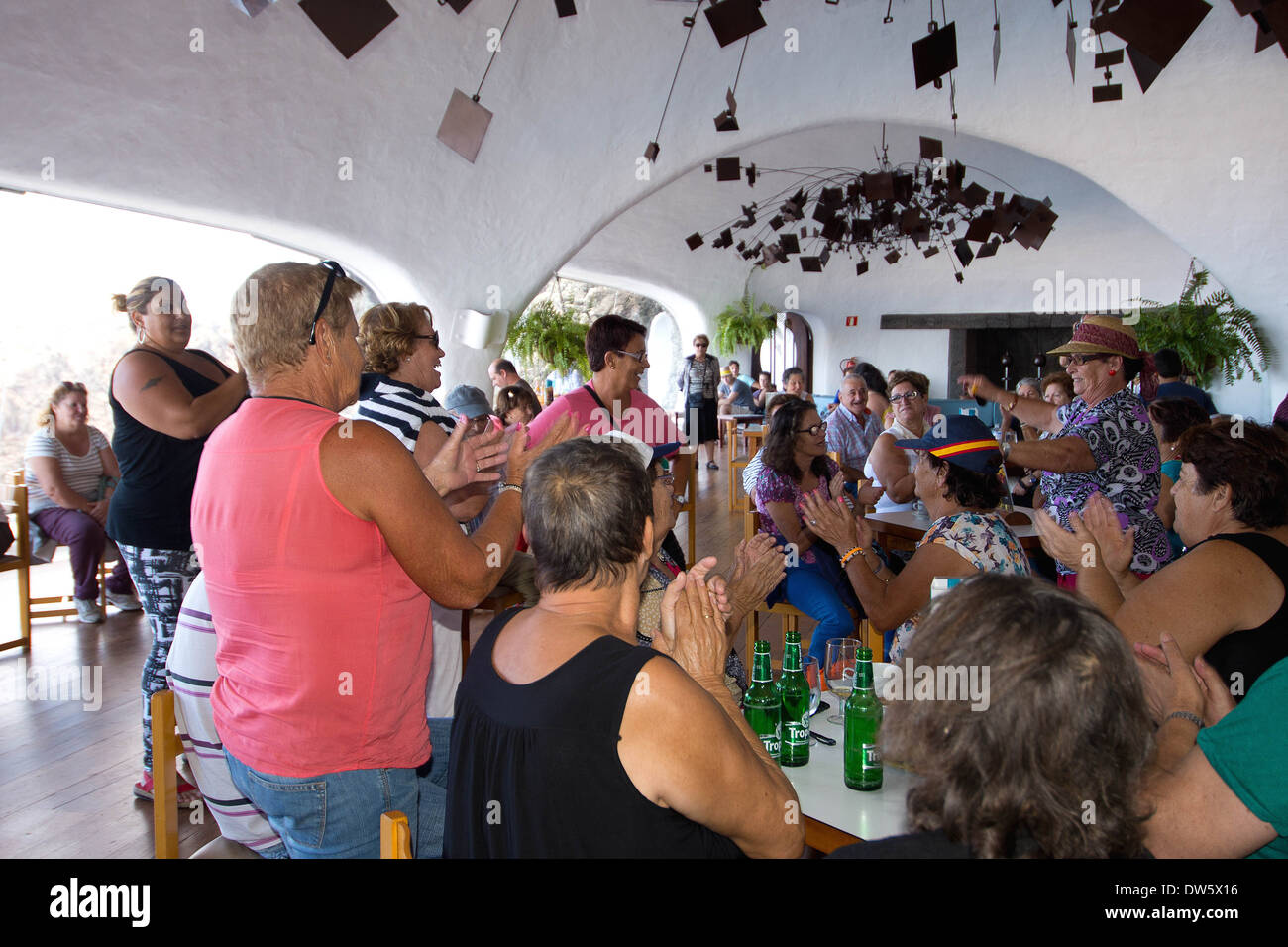 Parte di gente del luogo di celebrazione nel ristorante al Mirador del Rio Foto Stock