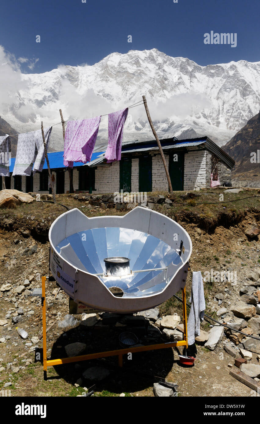 Un riflettore parabolico utilizzato per riscaldare acqua in Nepal, utilizzato come alternativa per il taglio e la combustione di legna Foto Stock