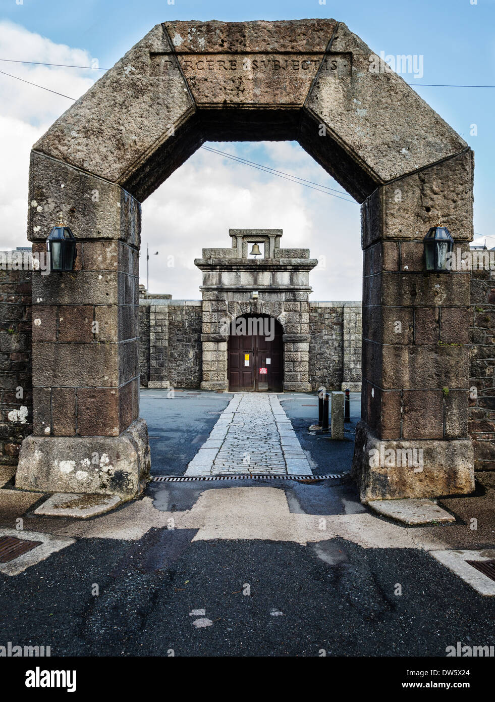 Ingresso ad arco a Sua Maestà della prigione di Dartmoor costruito da blocchi di granito per la funzionalità piuttosto che di aspetto estetico Foto Stock