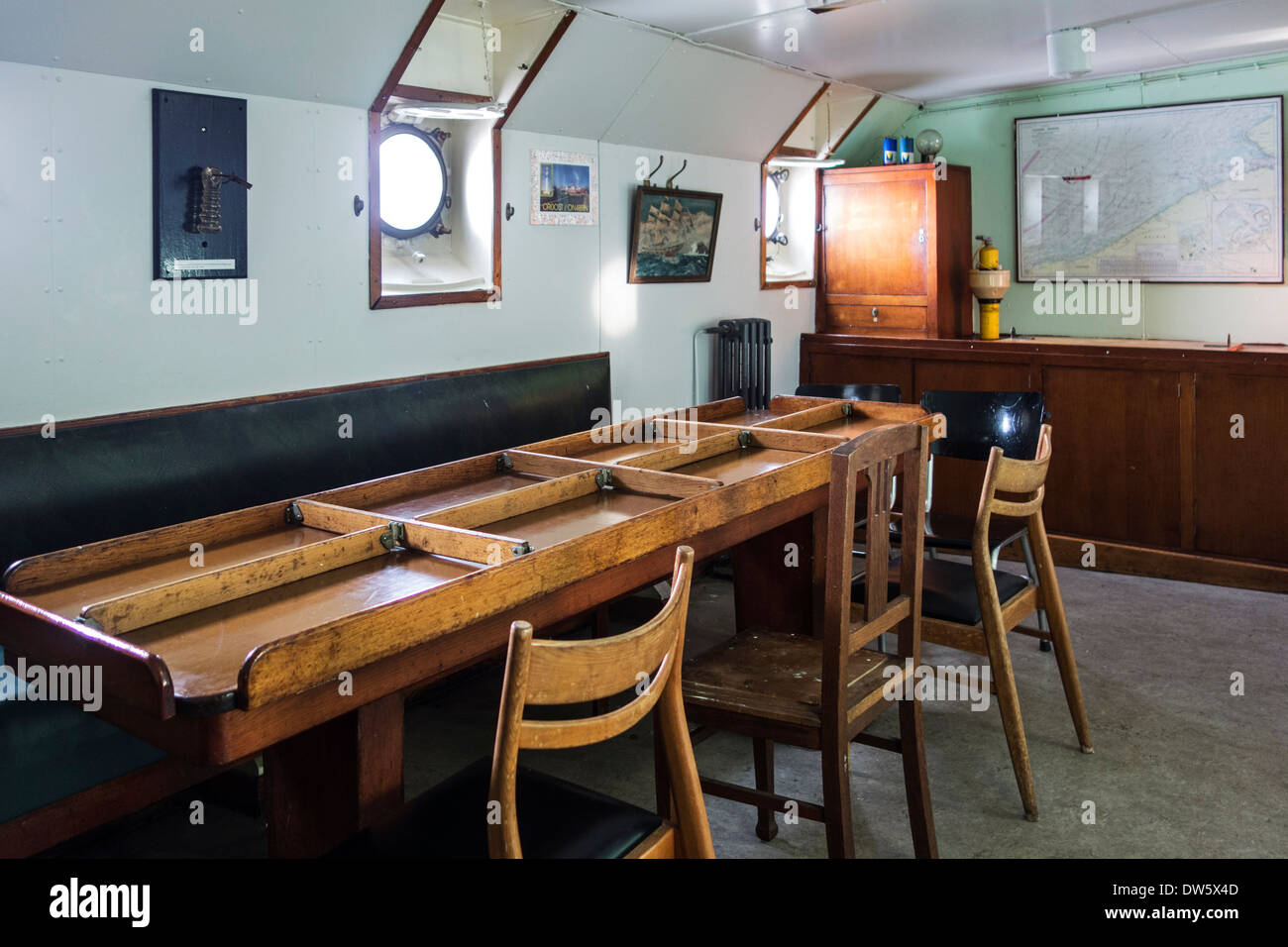 Cena speciale tabella suddivisa in compartimenti con tavole di legno per evitare che il cibo dalla scorrevolezza in sala mensa a bordo della nave Foto Stock