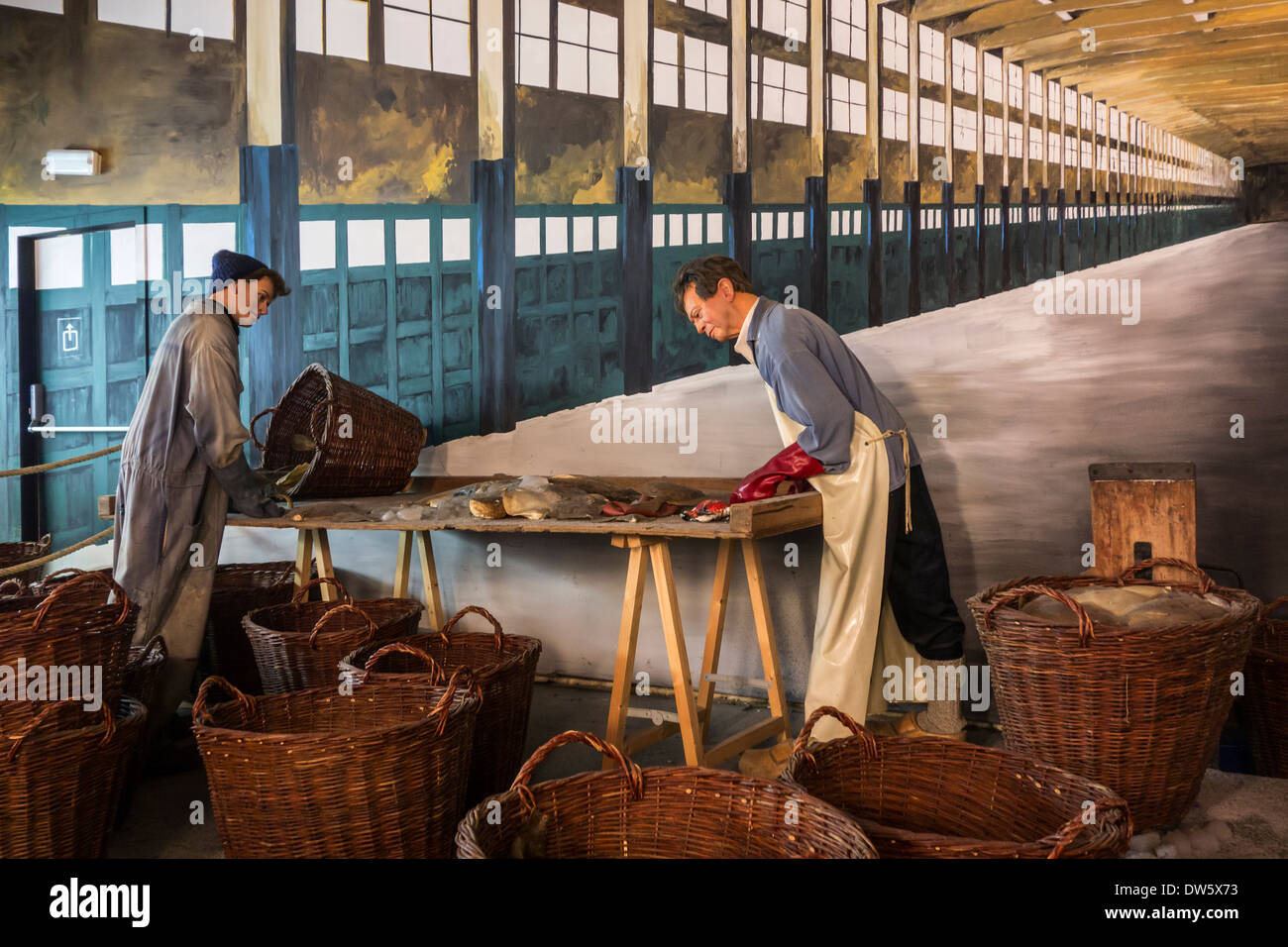 Diorama che mostra i lavoratori per la pulizia e la cernita dei pesci di mare al mercato del pesce al lungomare marittimo del Parco a Tema di Zeebrugge, Belgio Foto Stock