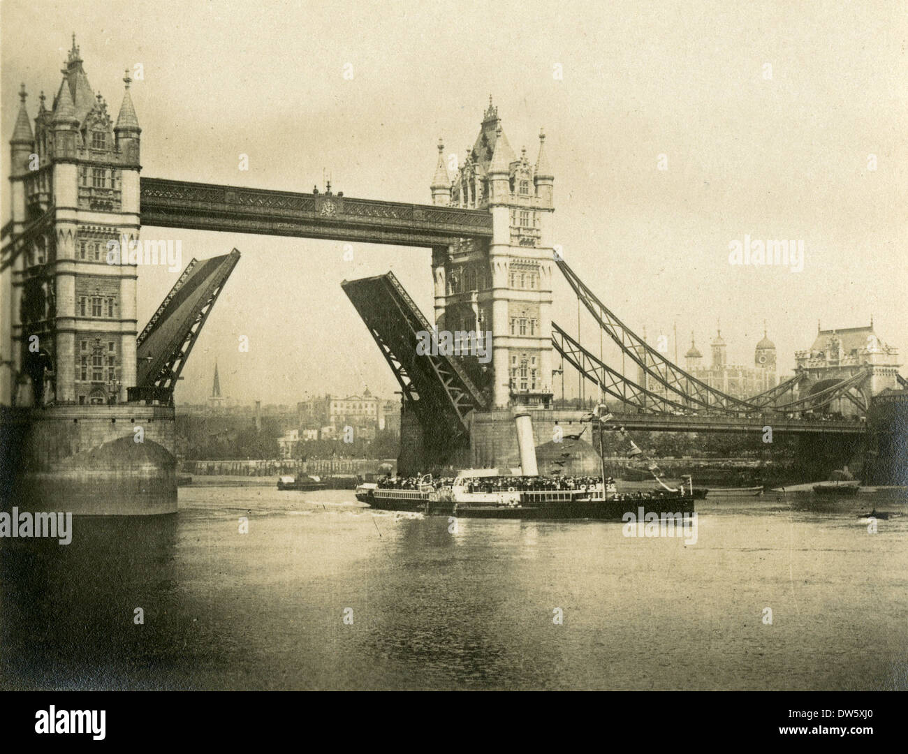 Circa 1920 foto del Tower Bridge di Londra, Inghilterra. Foto Stock