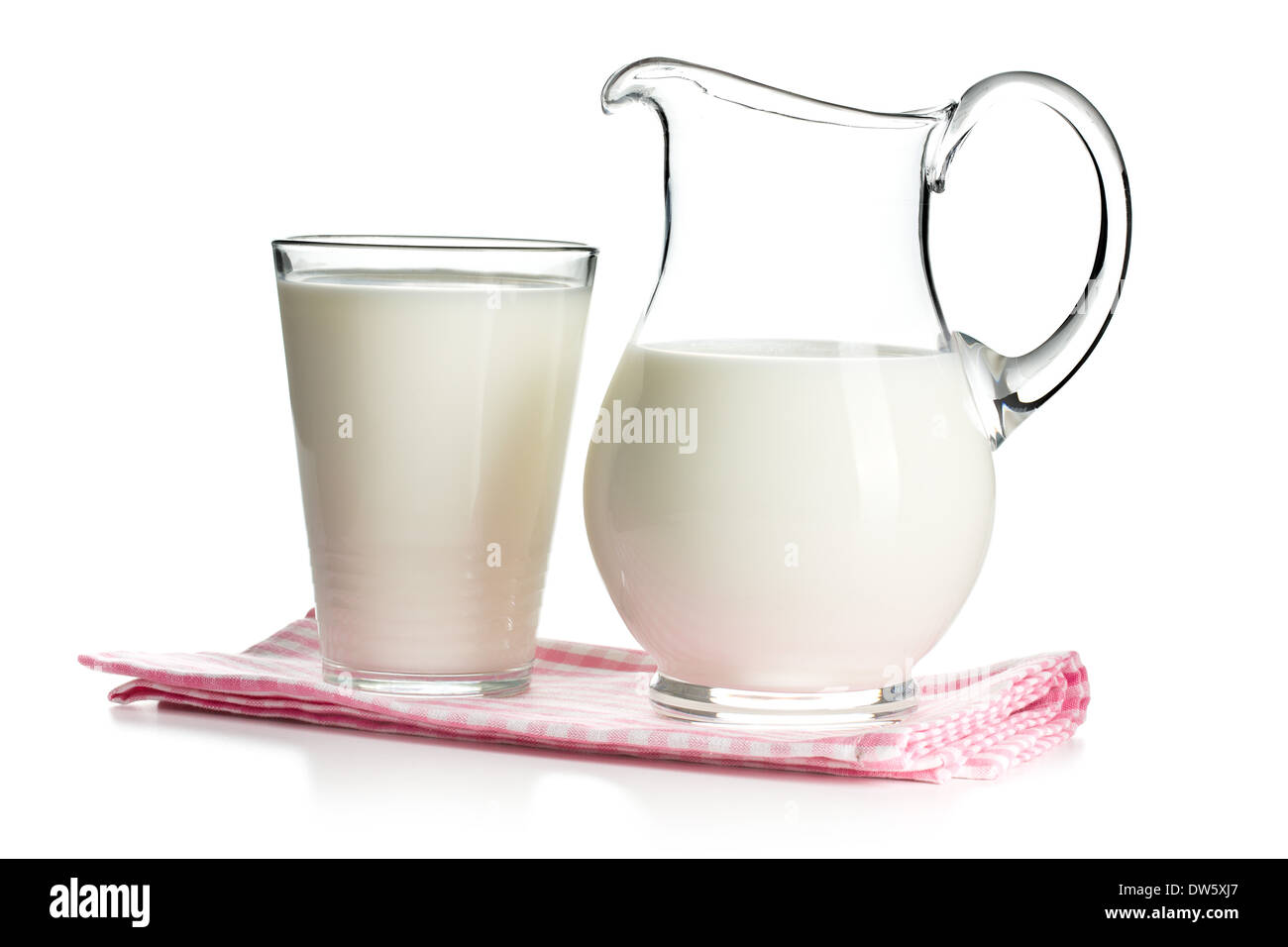 Latte in vetro e nel bricco su sfondo bianco Foto Stock