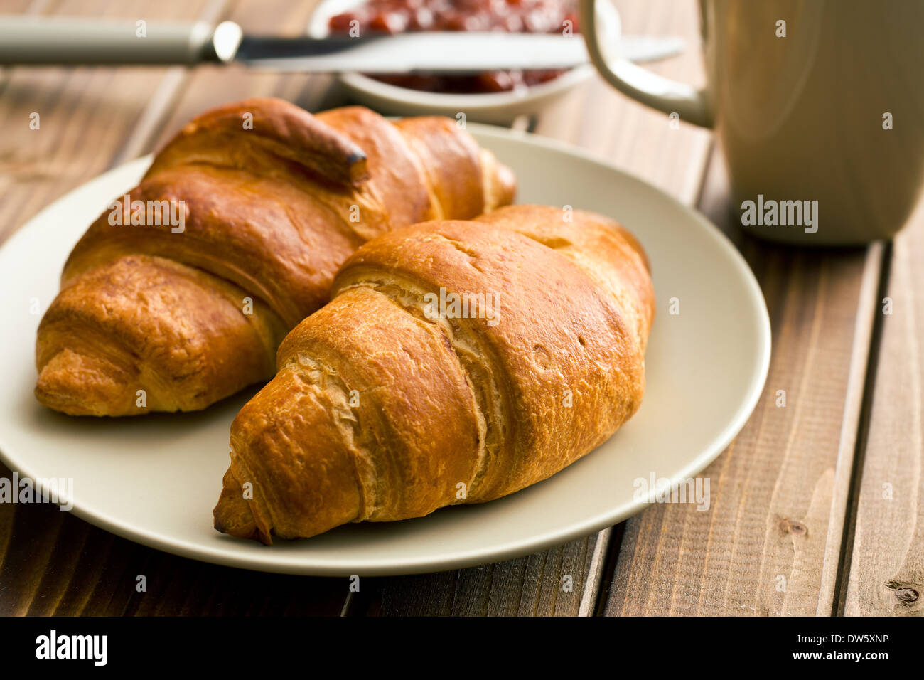 Due i croissant su una tavola di legno Foto Stock