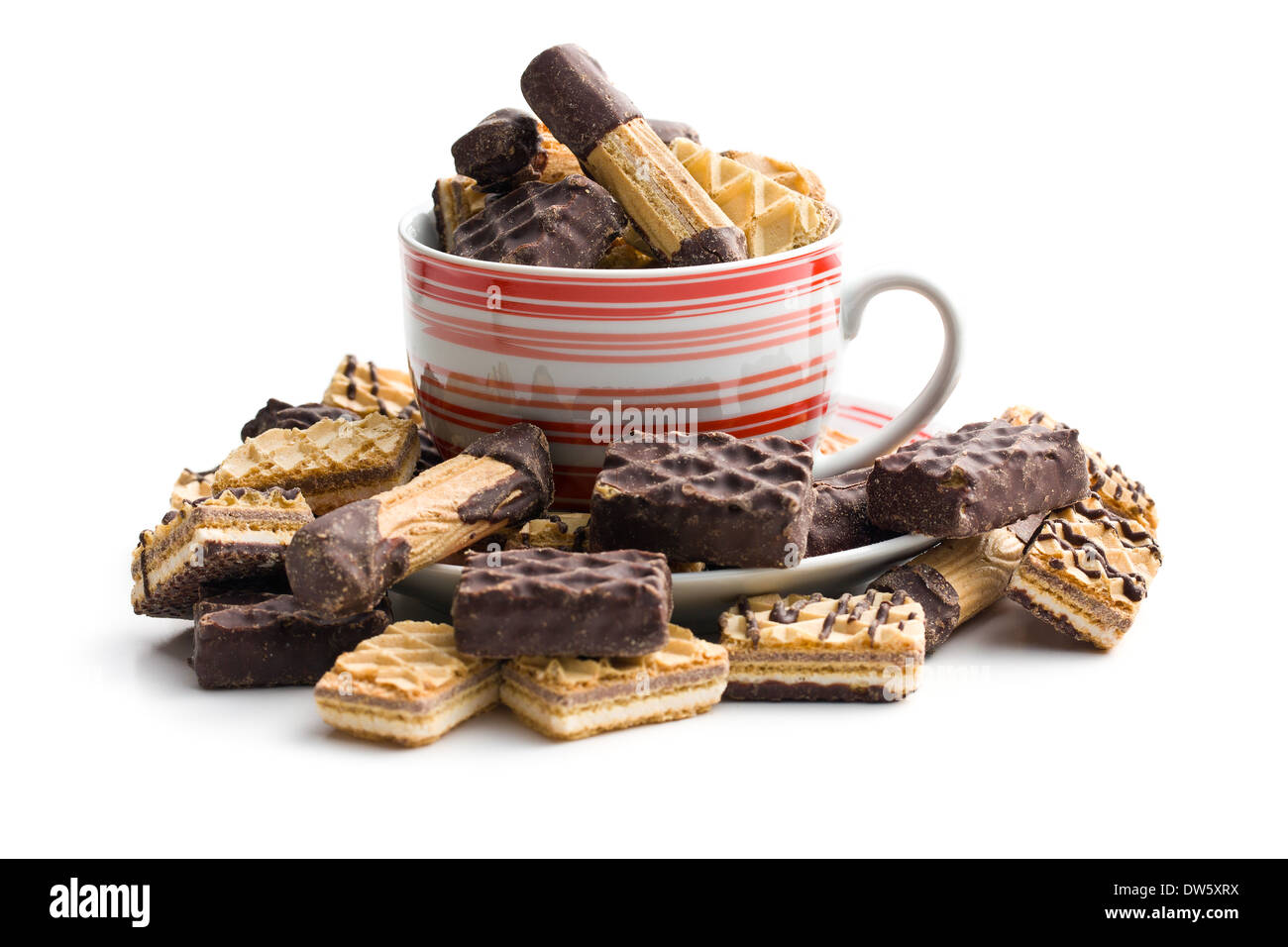 Mix di biscotti dolci nella tazza da caffè su sfondo bianco Foto Stock