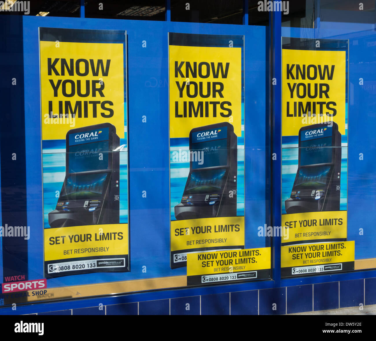 Responsabilità sul gioco d'azzardo poster che mostra il gioco d'azzardo nazionale numero di helpline in coral bookmakers. Foto Stock