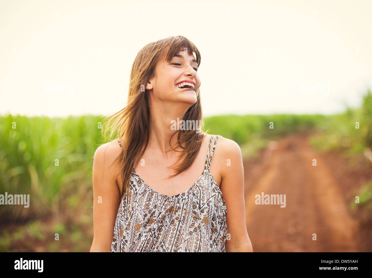 Bella donna sorridente ragazza felice su soleggiate giornate estive all'esterno. Ridendo e sorridendo. Spensierato stile di vita sano Foto Stock