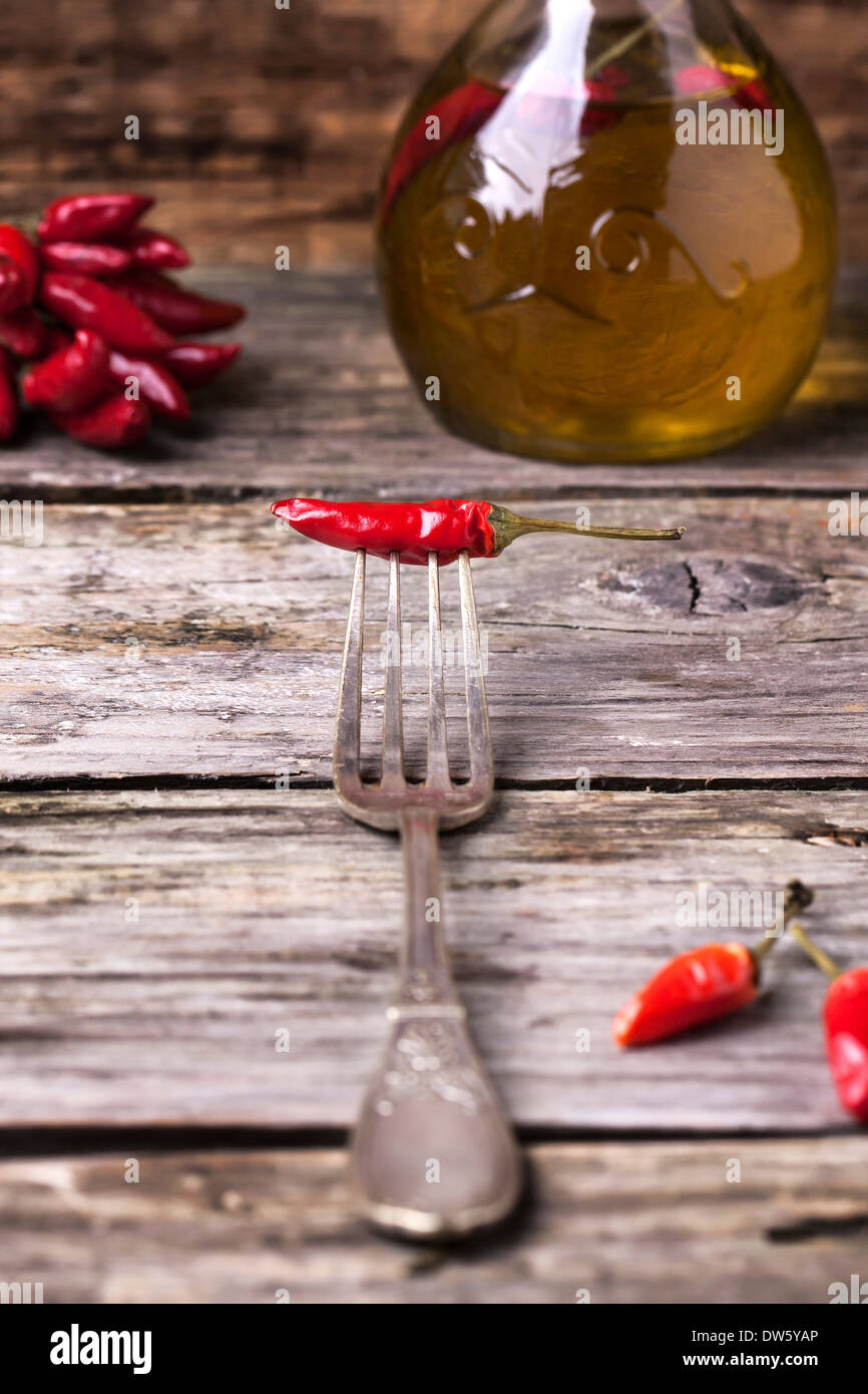 Red hot chili pepper su vintage forcella più vecchio sfondo di legno Foto Stock
