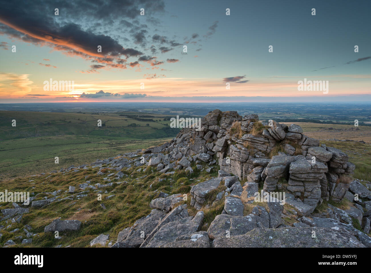 Estate tramonto sul Parco Nazionale di Dartmoor, Devon, Inghilterra. In estate (Luglio) 2013. Foto Stock