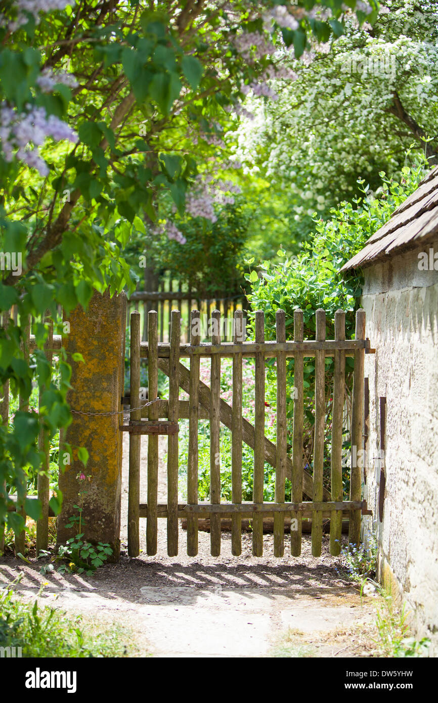 In legno antico cancello del giardino di un giardino cottage Foto Stock
