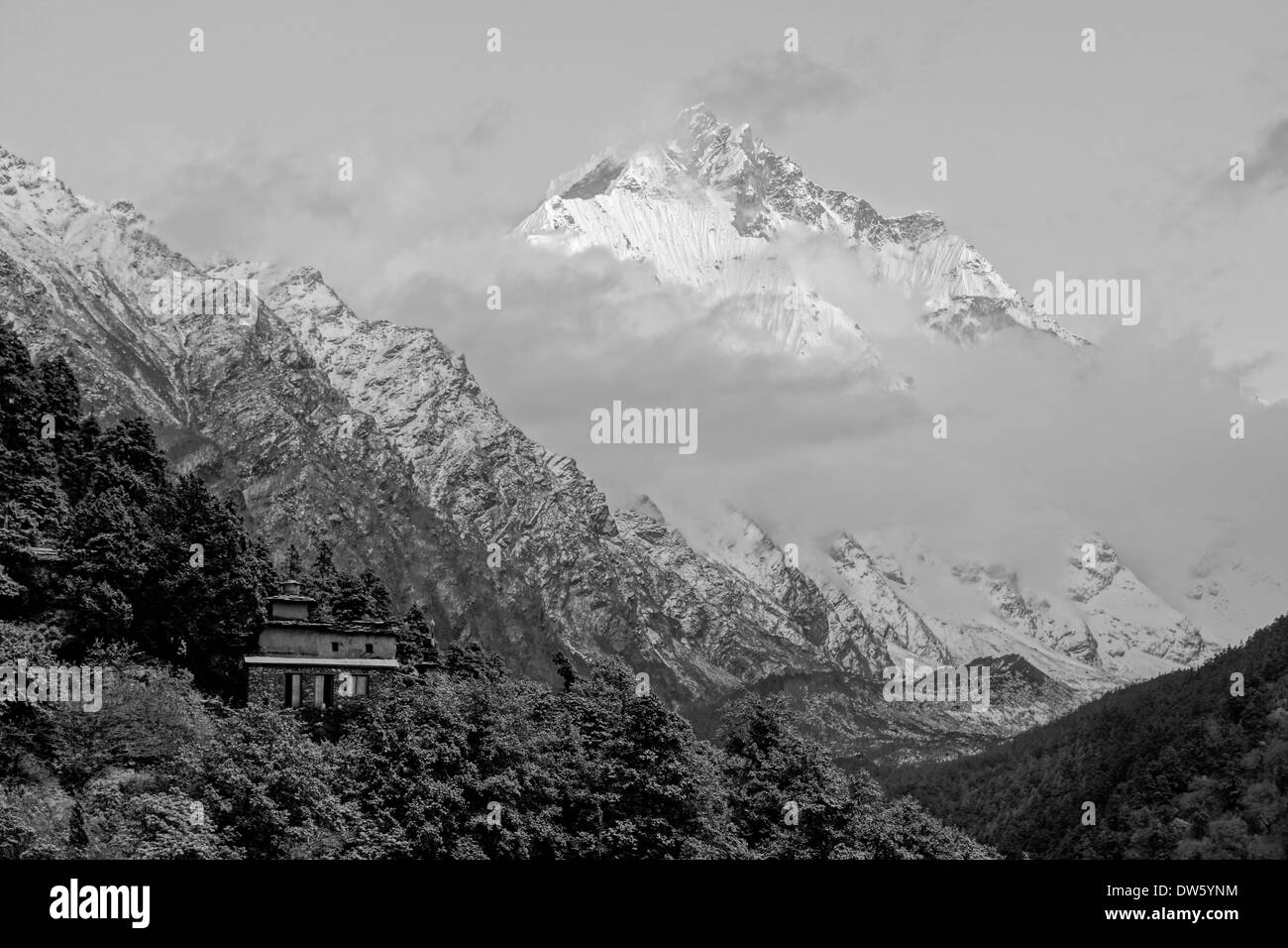 Gumba Lungdang monastero e le vette del Ganesh Himal gamma, Nepal. Foto Stock