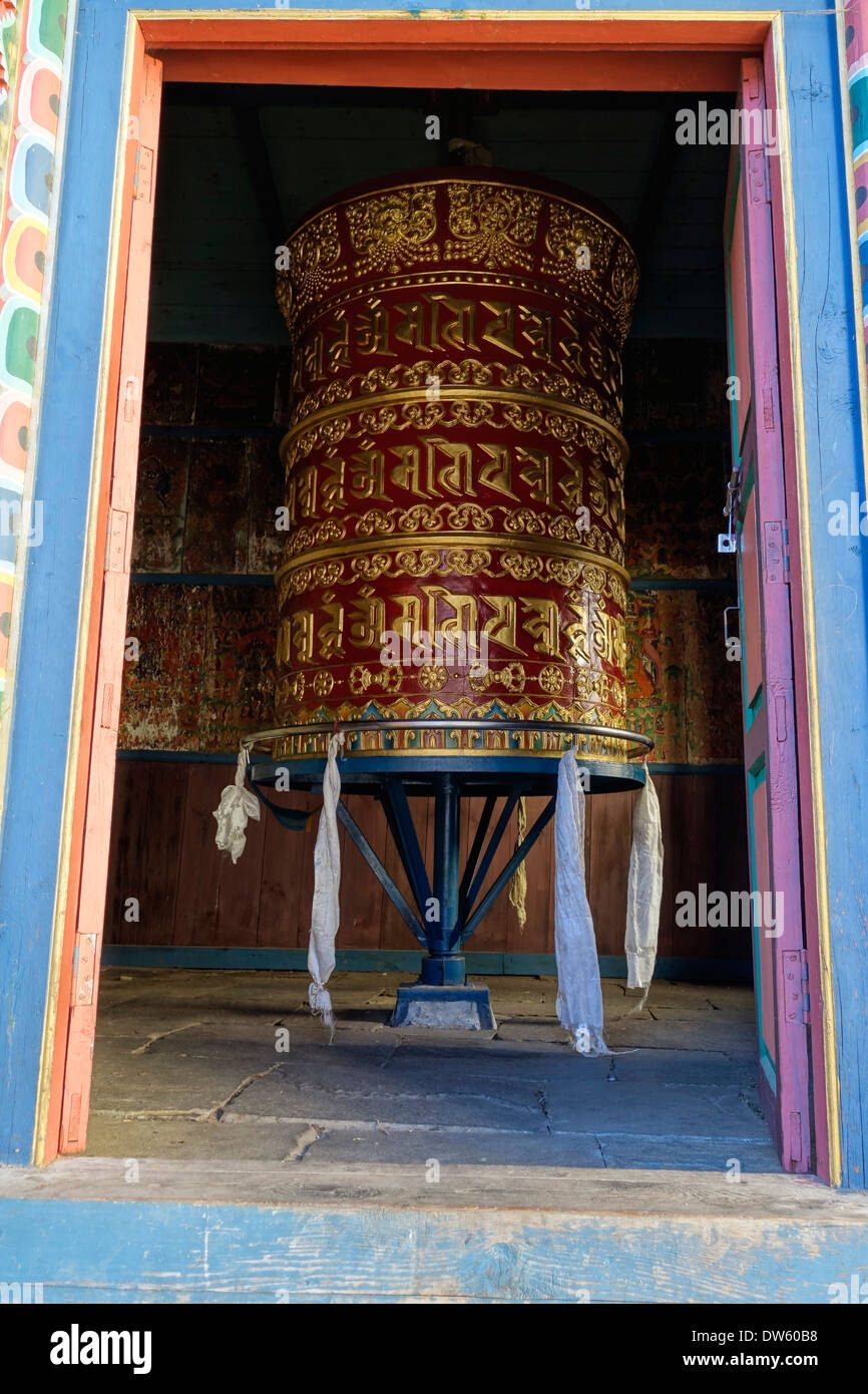 La preghiera buddista della ruota in corrispondenza del Namia Gumba monastero nella regione di Manaslu del Nepal. Foto Stock