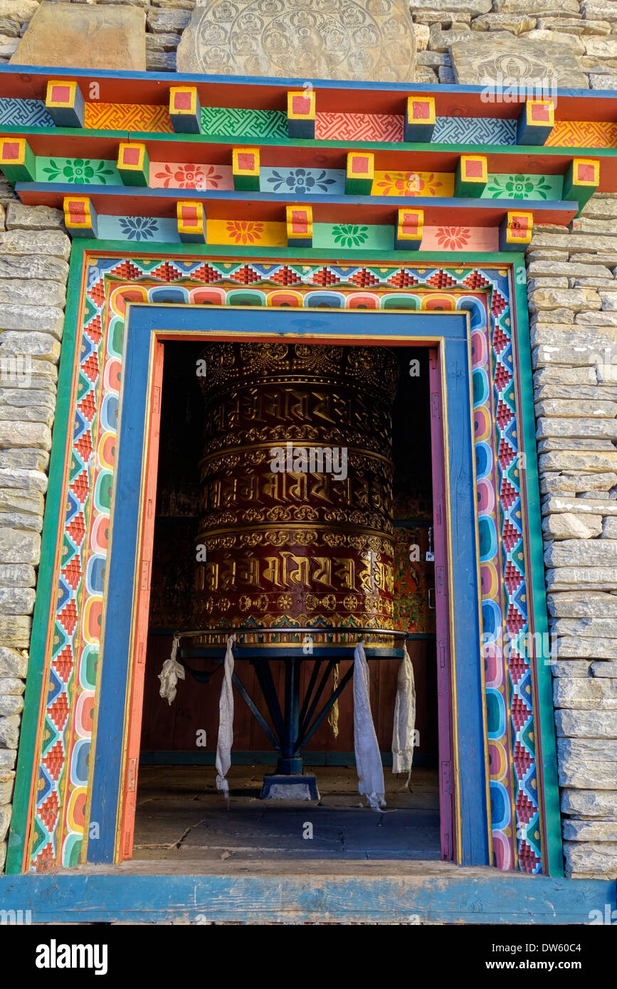 La preghiera buddista della ruota in corrispondenza del Namia Gumba monastero nella regione di Manaslu del Nepal. Foto Stock