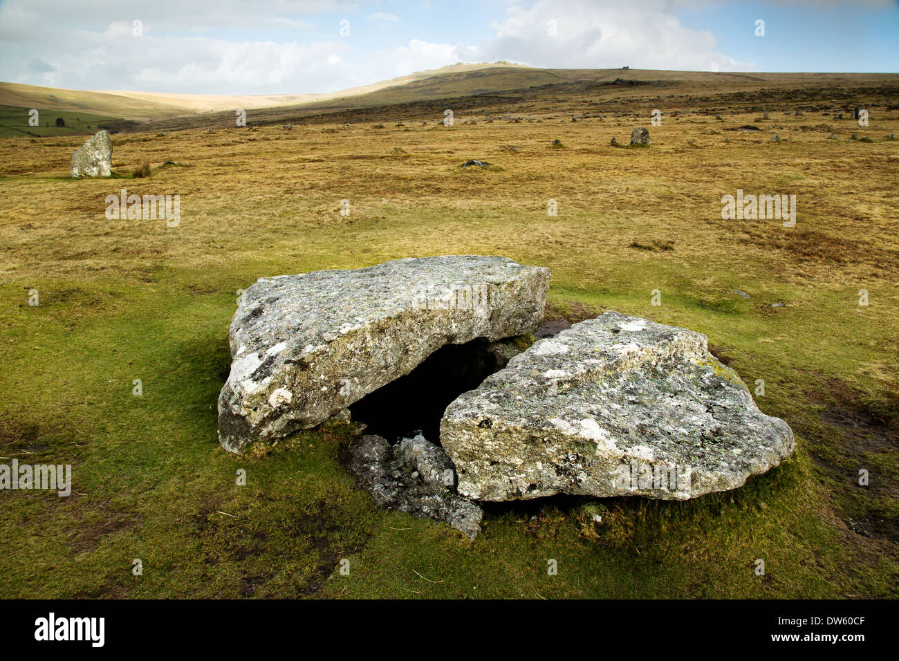 Piccolo granito sepoltura tappato ciste al Merrivale pietra complesso di riga nel centro di Dartmoor con grande Mis Tor all'orizzonte REGNO UNITO Foto Stock