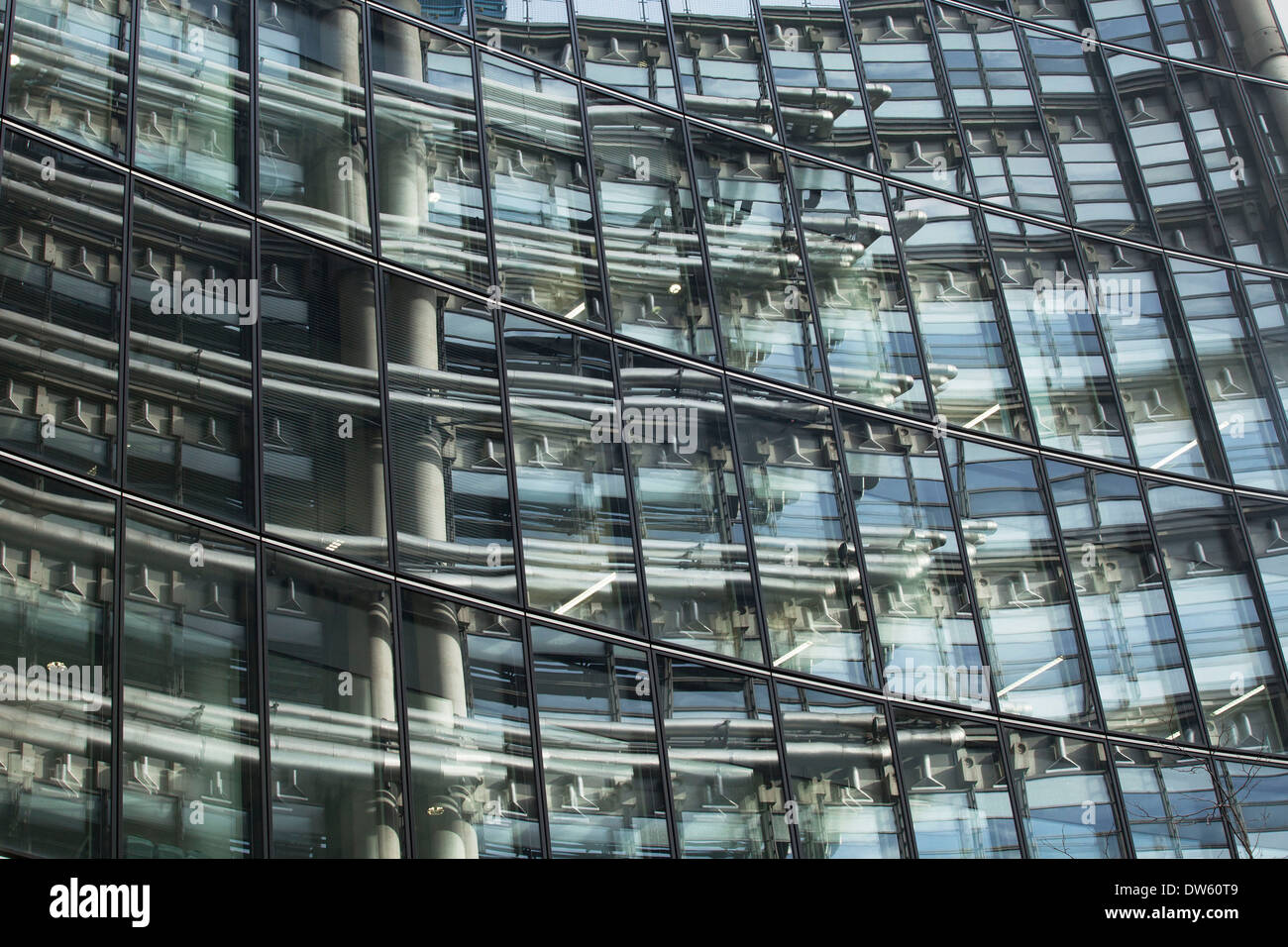 Architettura della città di Londra, Regno Unito. Lloyds Building riflessione come una parete di acciaio e vetro modernismo. Foto Stock