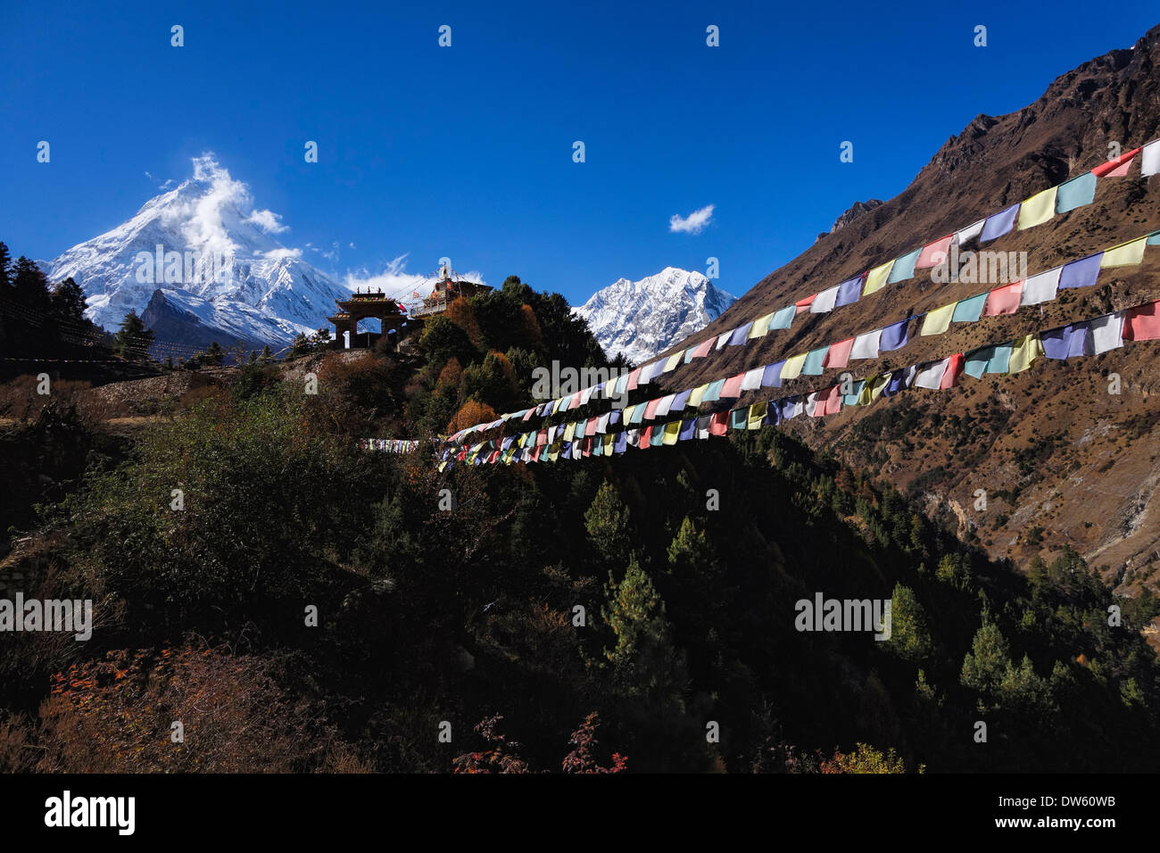 Picco Manaslu sovrasta il nuovo monastero in Lho, Nepal. Foto Stock