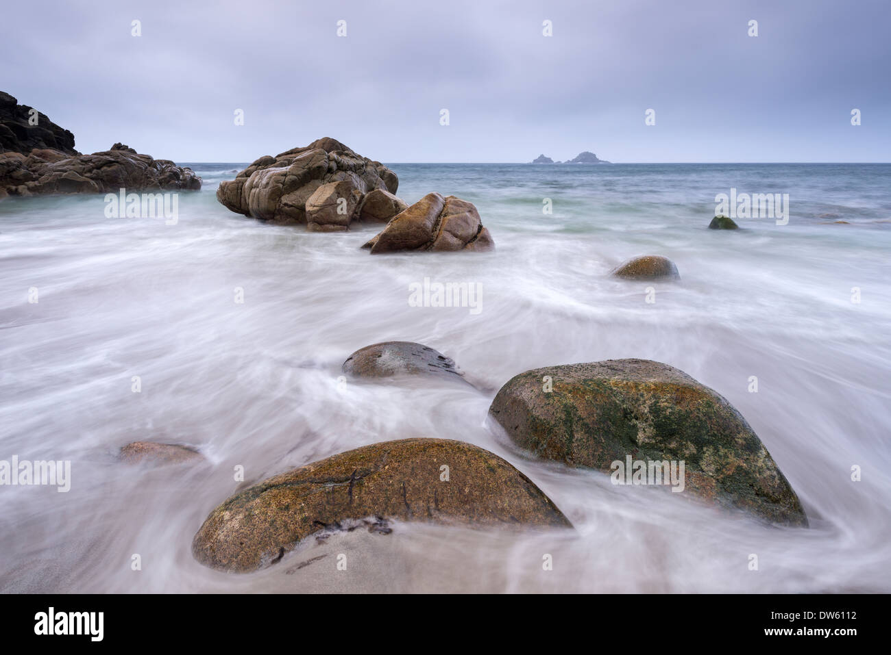 Lavare le onde sulla spiaggia a Porth Nanven vicino Land's End, Cornwall, Inghilterra. In autunno (ottobre) 2013. Foto Stock