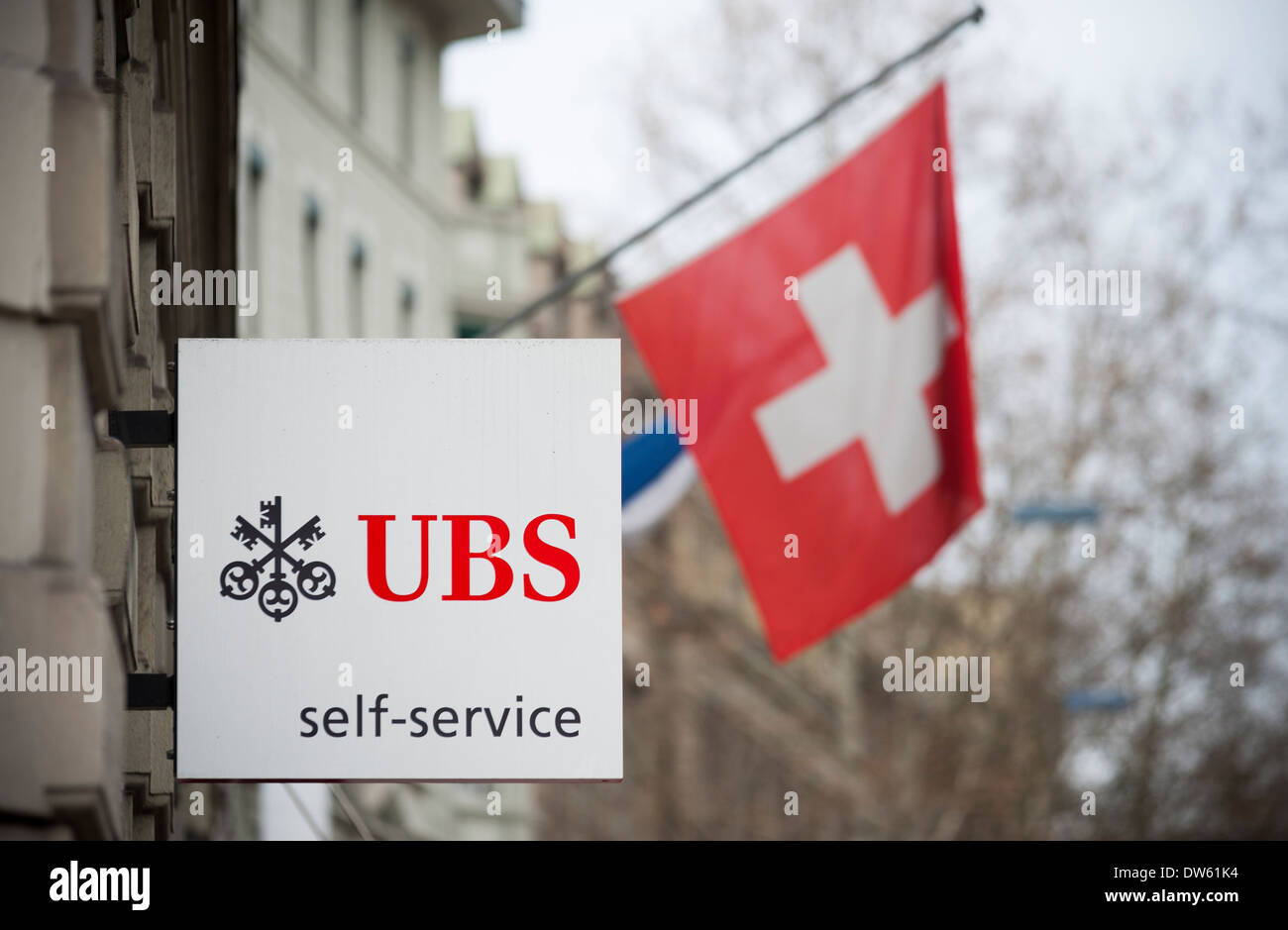 Un 'self Service' segno è appeso al di fuori di un ramo di ATM della Svizzera la più grande banca UBS a Zurigo, Svizzera. Foto Stock