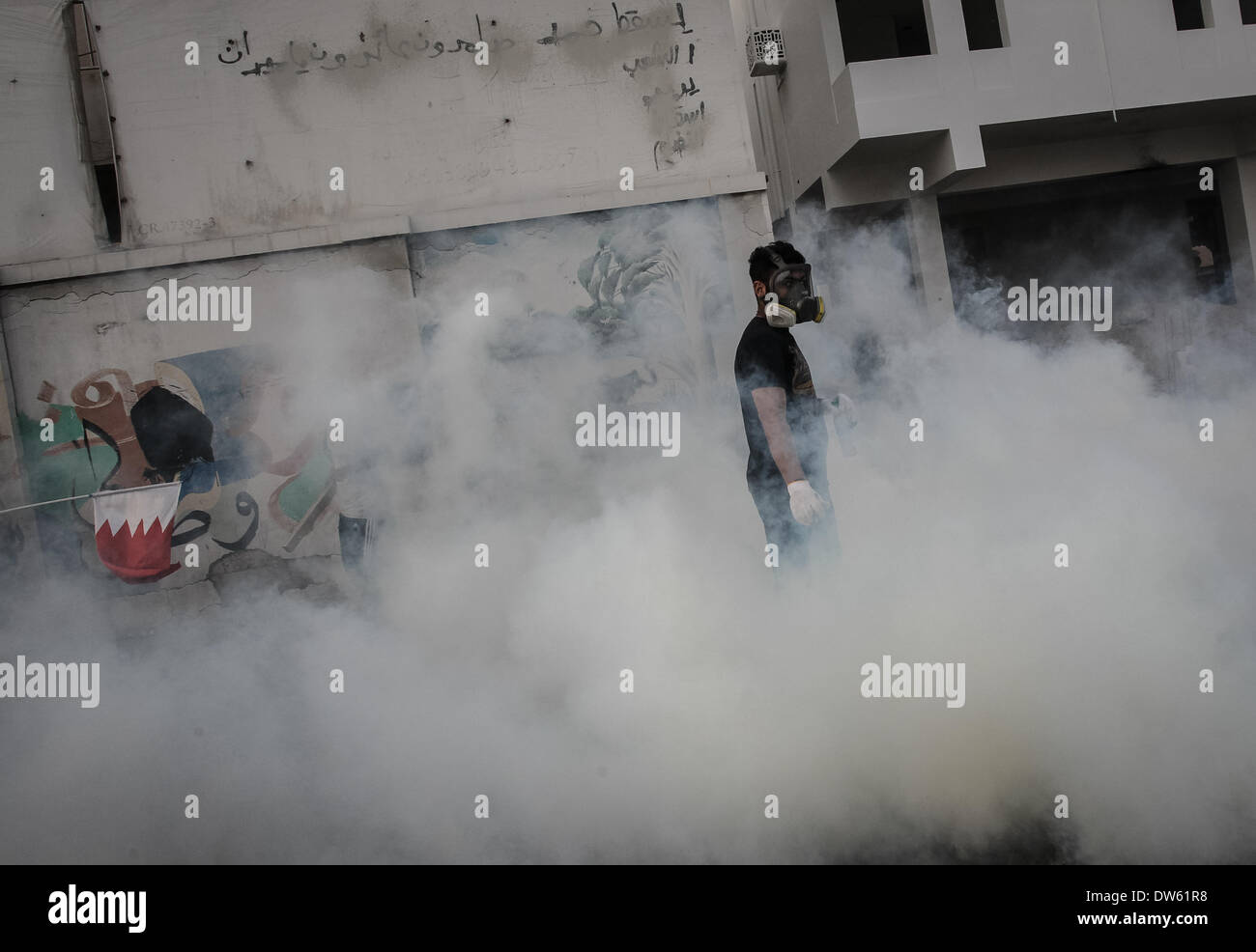 AlDaih-Bahrain. 28 feb 2014. Funerale del martire Jaffer AlDurazy seguita da scontri con la polizia il 28 febbraio 2014 (credito Immagine: © Ahmed Alfardan/NurPhoto/ZUMAPRESS.com) Credito: ZUMA Press, Inc./Alamy Live News Foto Stock