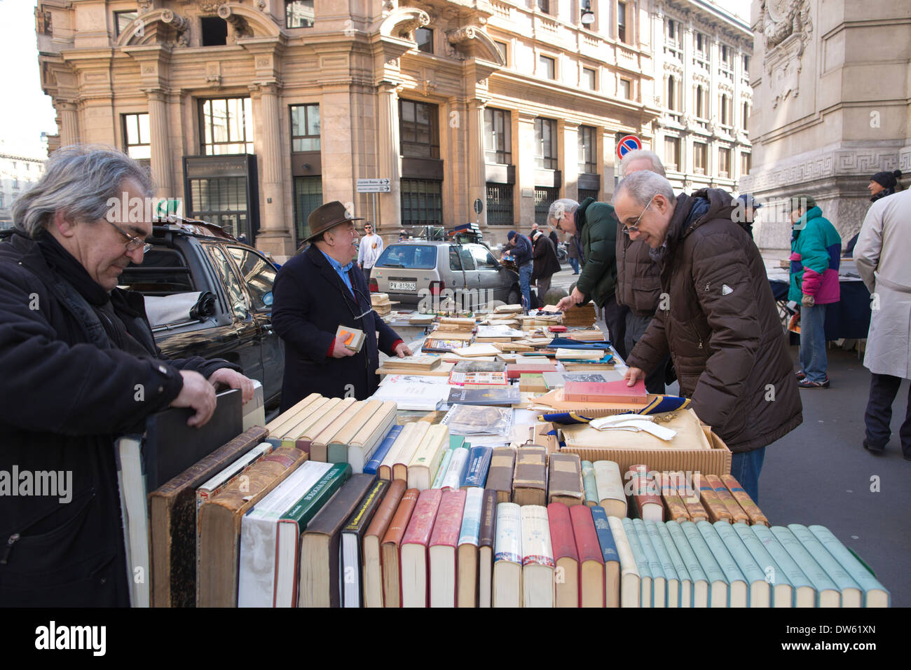 Borsino timbro e cartolina al mercato via Armorari dietro Piazza Cordusio, central milano, Italia Foto Stock