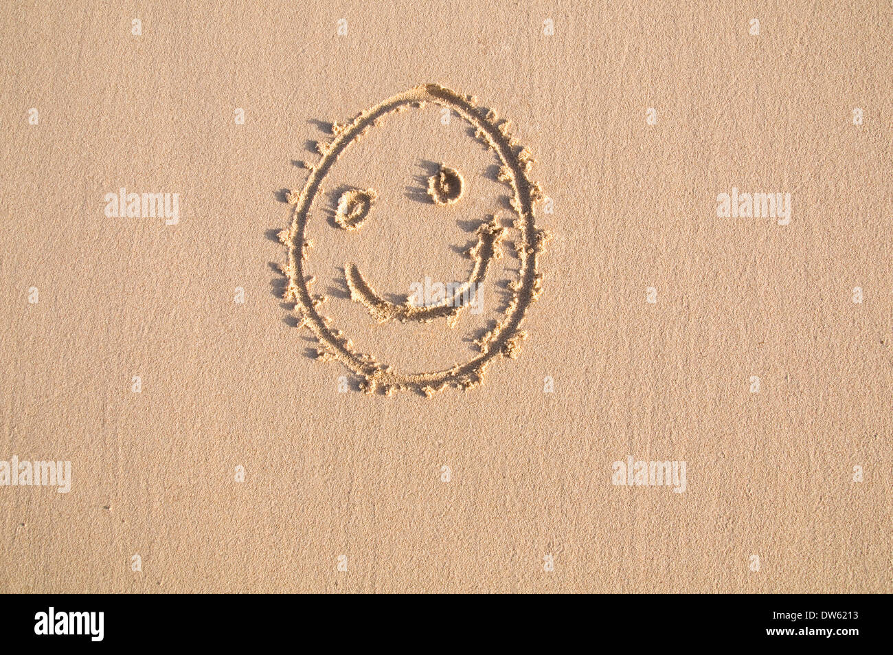 'Smiley' segno sulla sabbia Foto Stock
