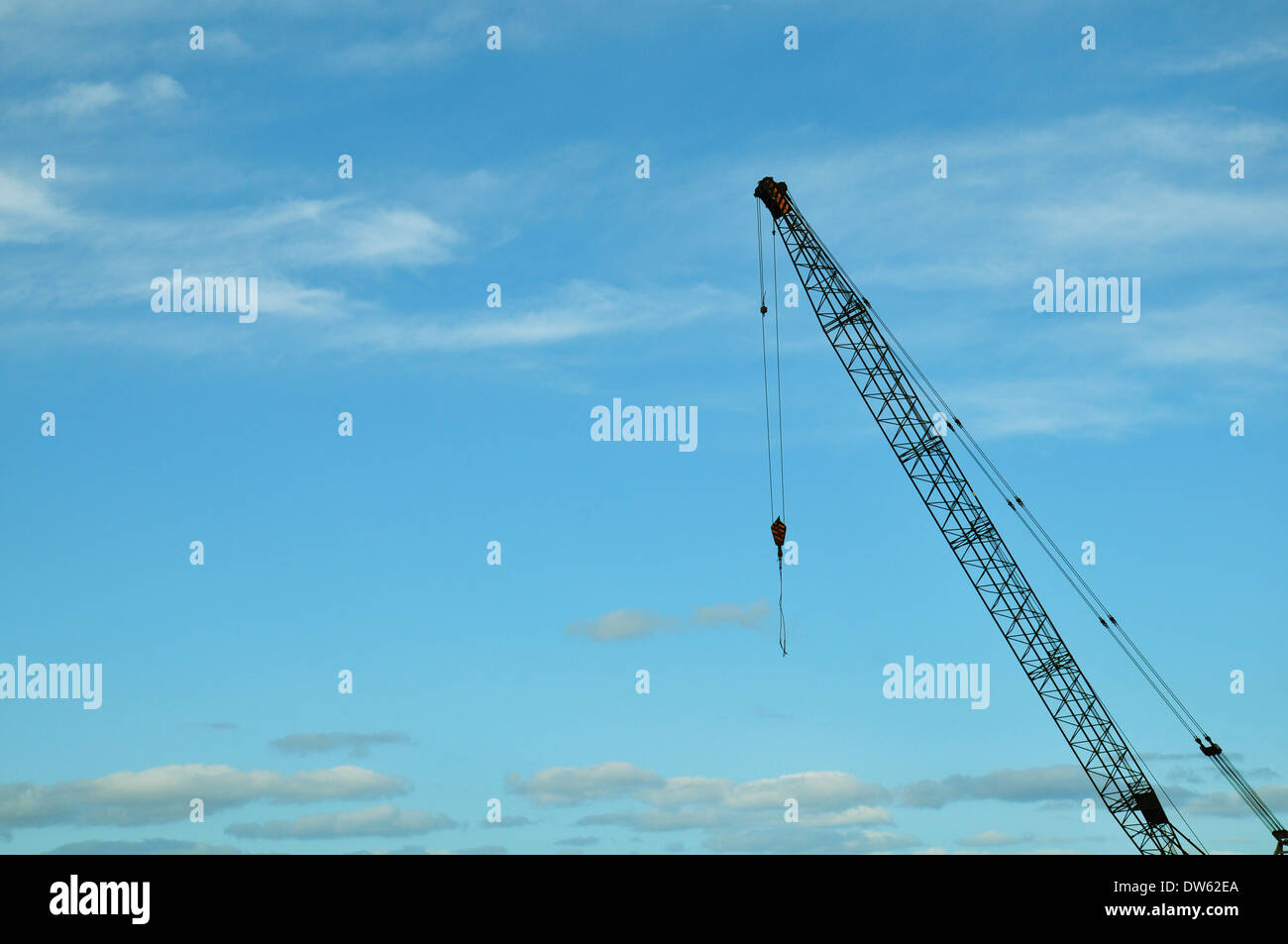 Una silhouette di gru contro sky Foto Stock